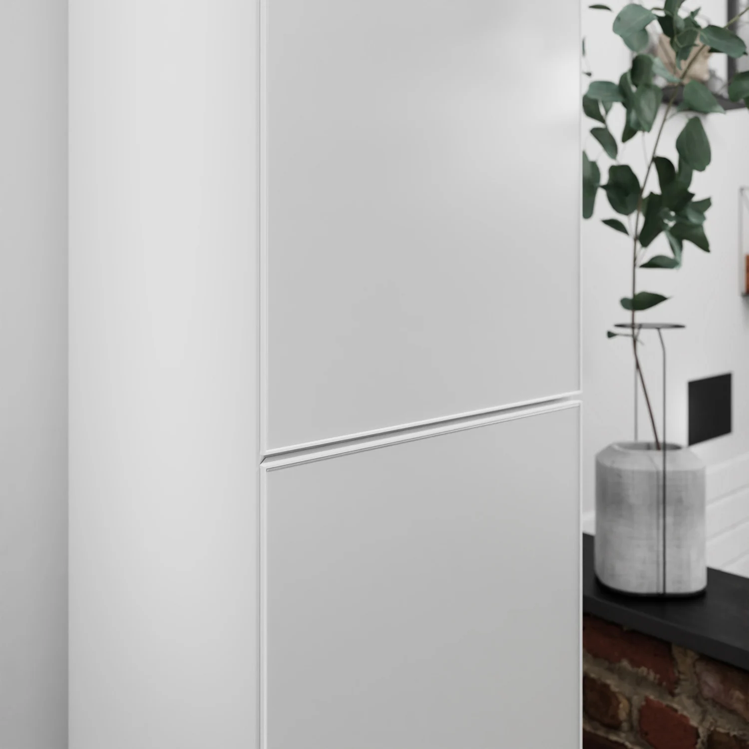 Zbliżenie białej wysokiej szafki w łazience, hansgrohe