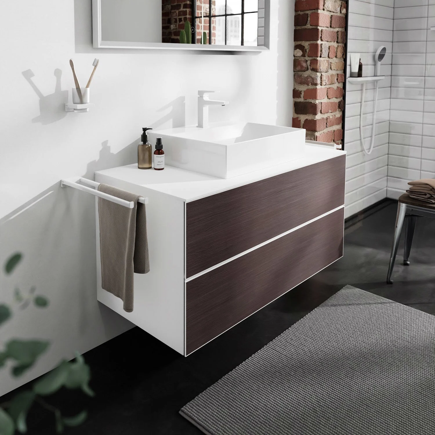 Łazienka z białą umywalką i srebrnymi armaturami, hansgrohe