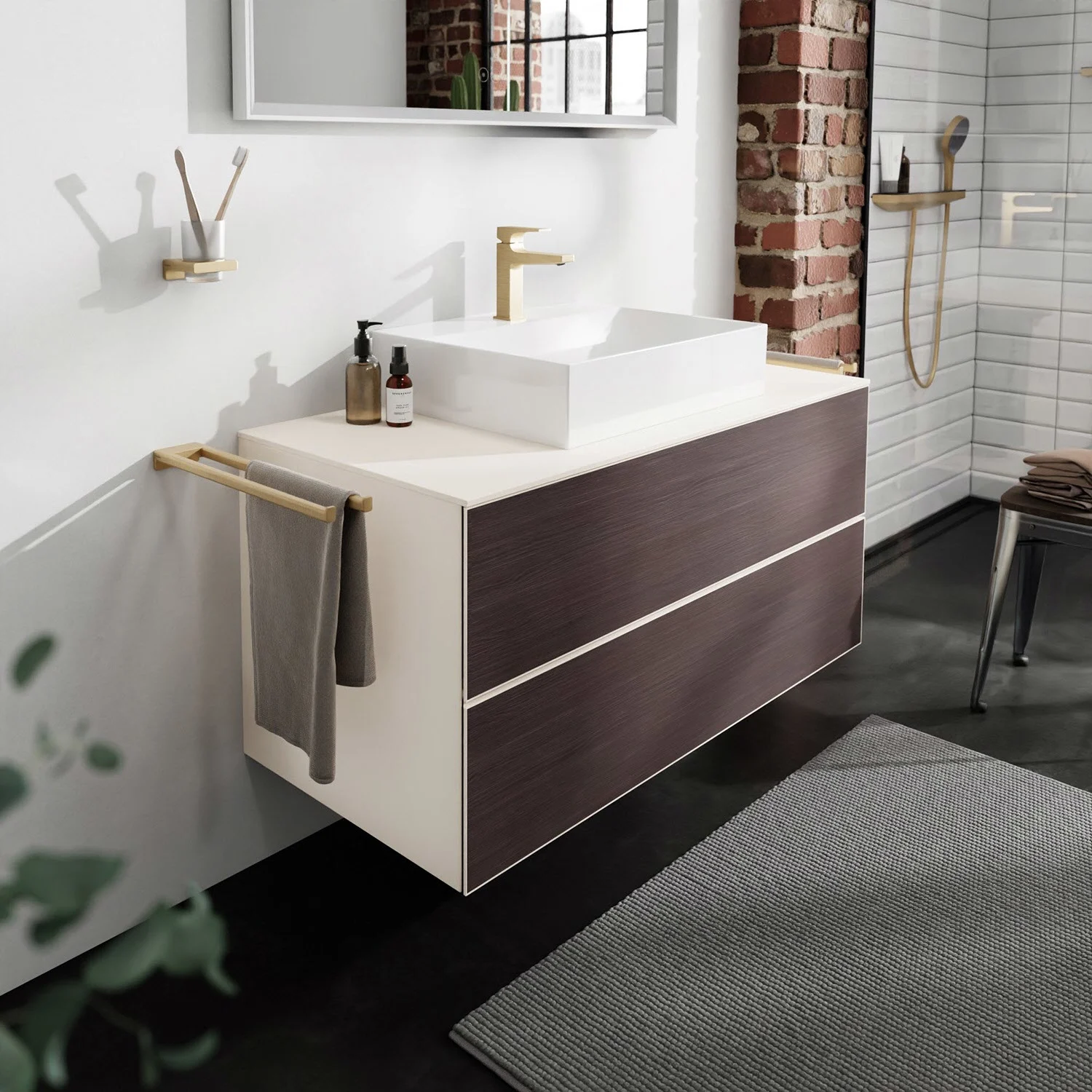Łazienka z ciemną umywalką i złotymi armaturami, hansgrohe