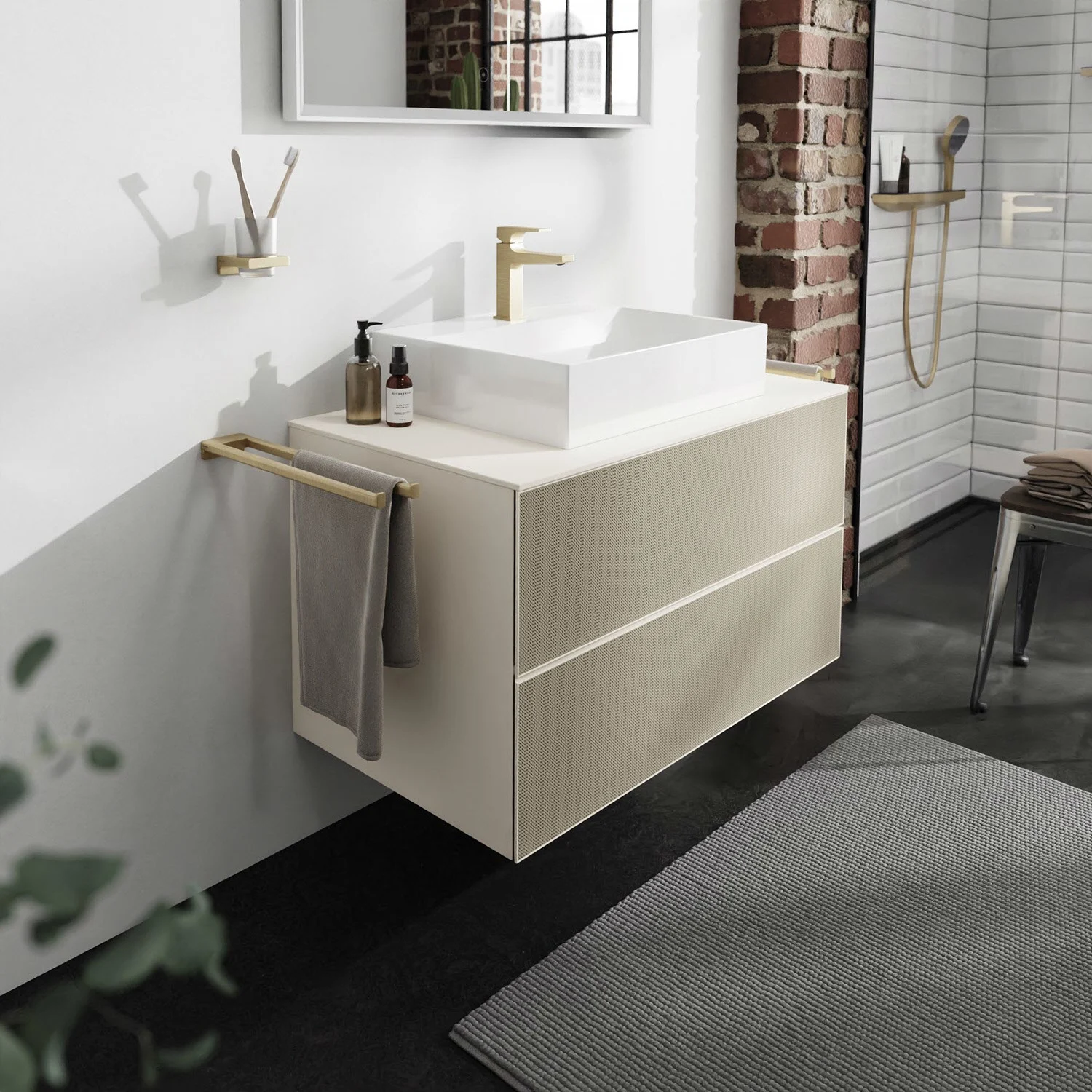 Beżowa umywalka ze złotymi armaturami w łazience, hansgrohe