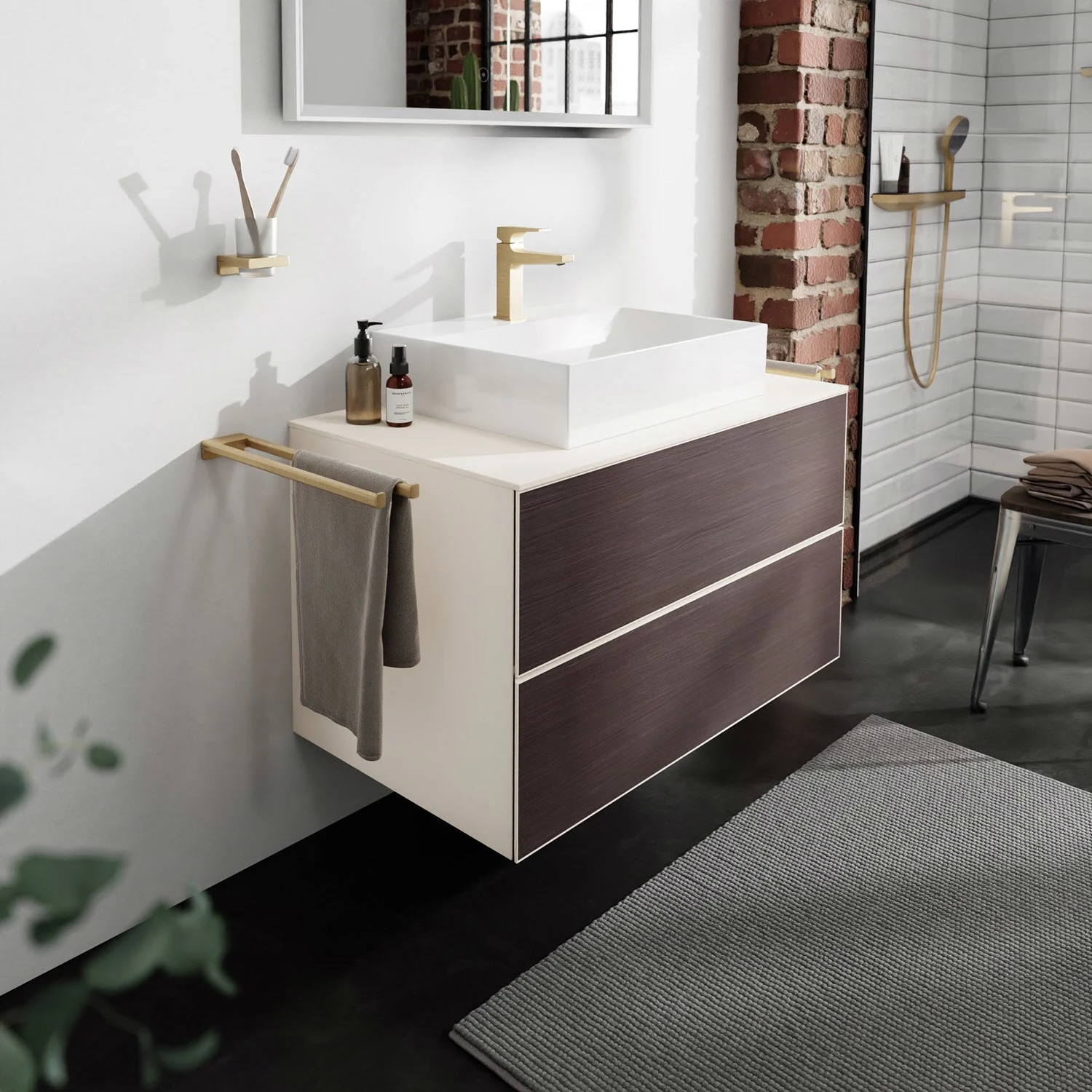 Łazienka z ciemną umywalką i złotymi armaturami, hansgrohe