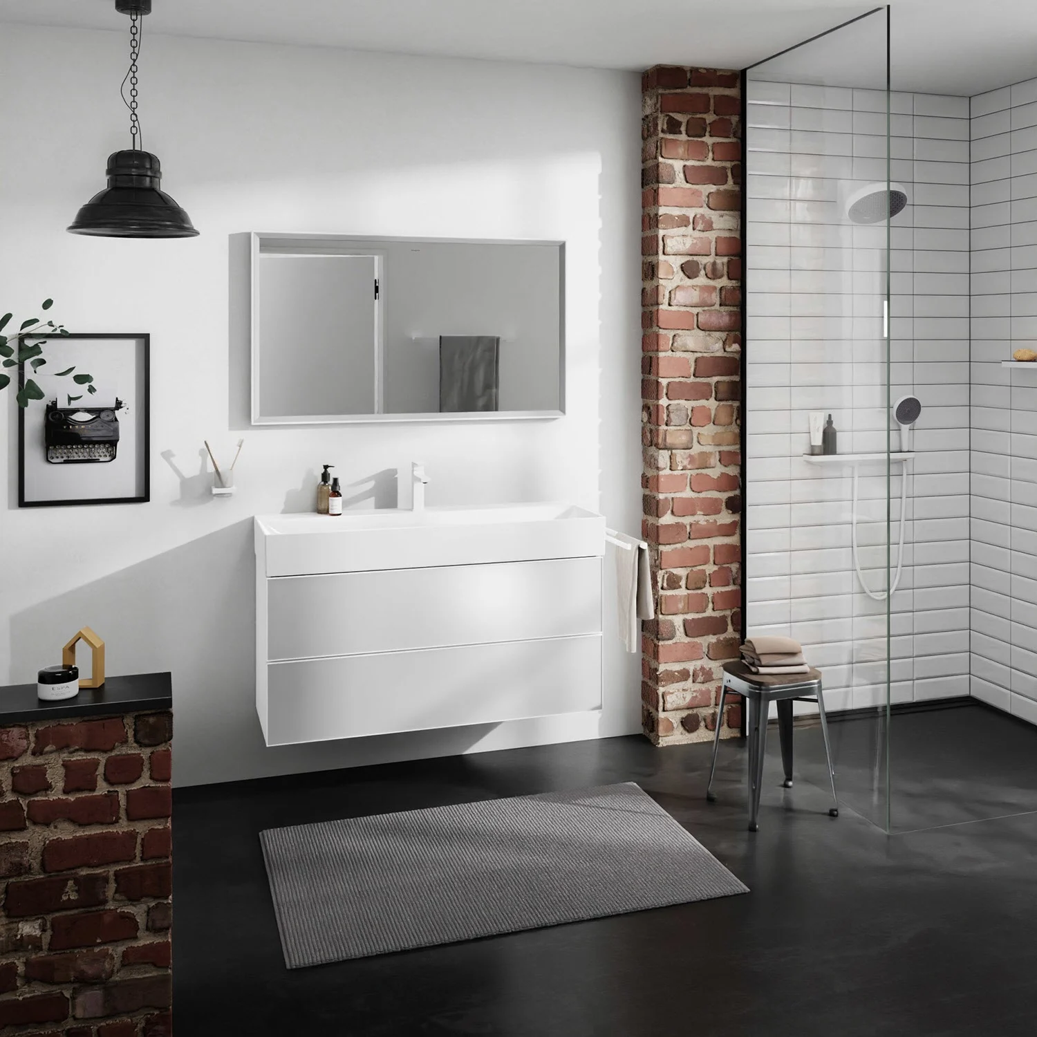 Łazienka z białą szafką i prysznicem, hansgrohe
