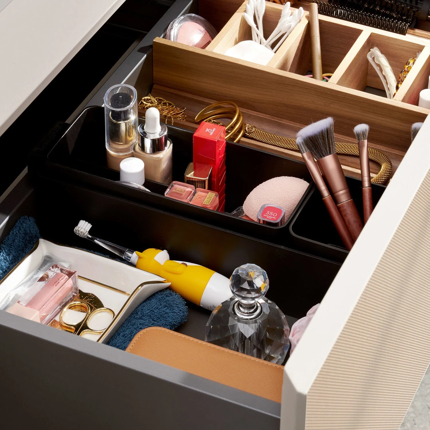 Zbliżenie otwartej szuflady z kosmetykami, hansgrohe