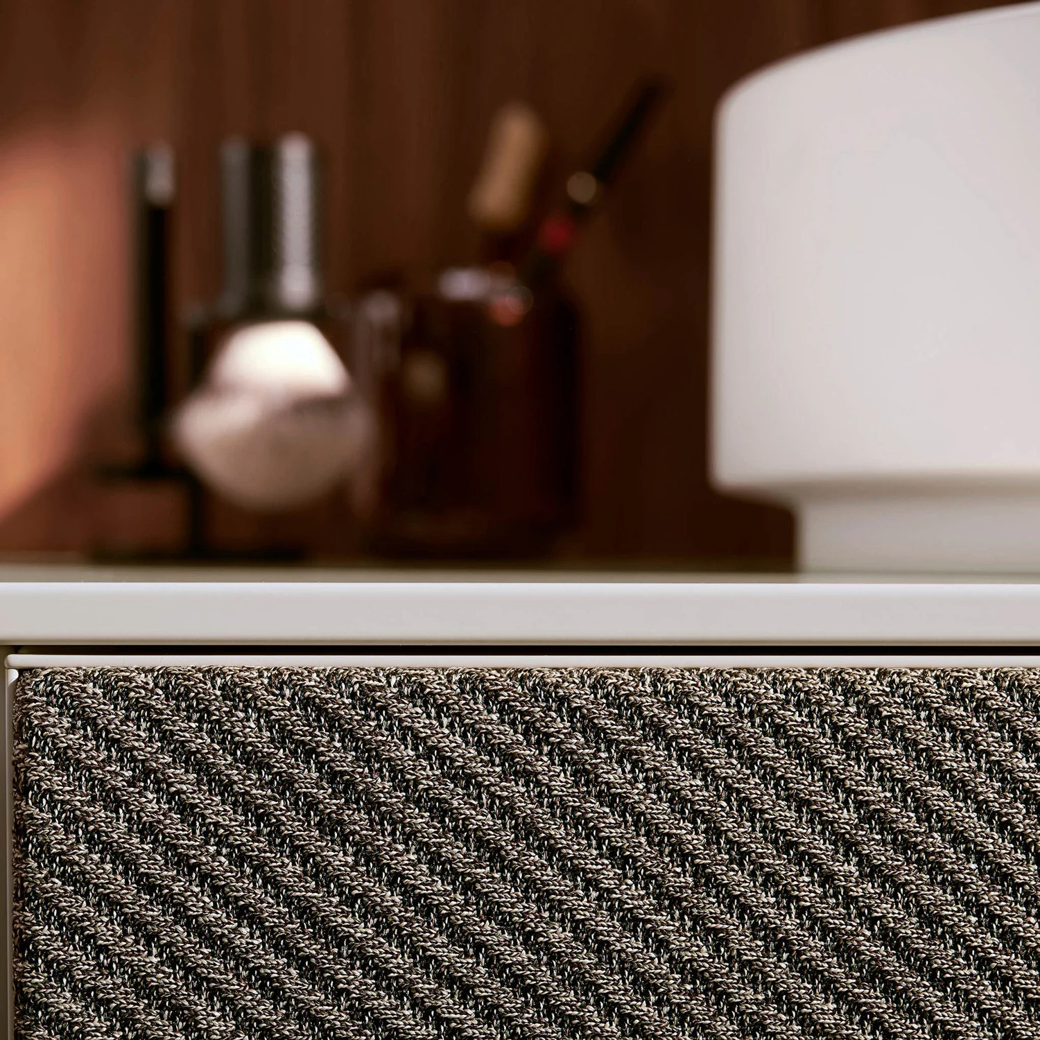 Zbliżenie teksturowanej szafki łazienkowej w łazience, hansgrohe