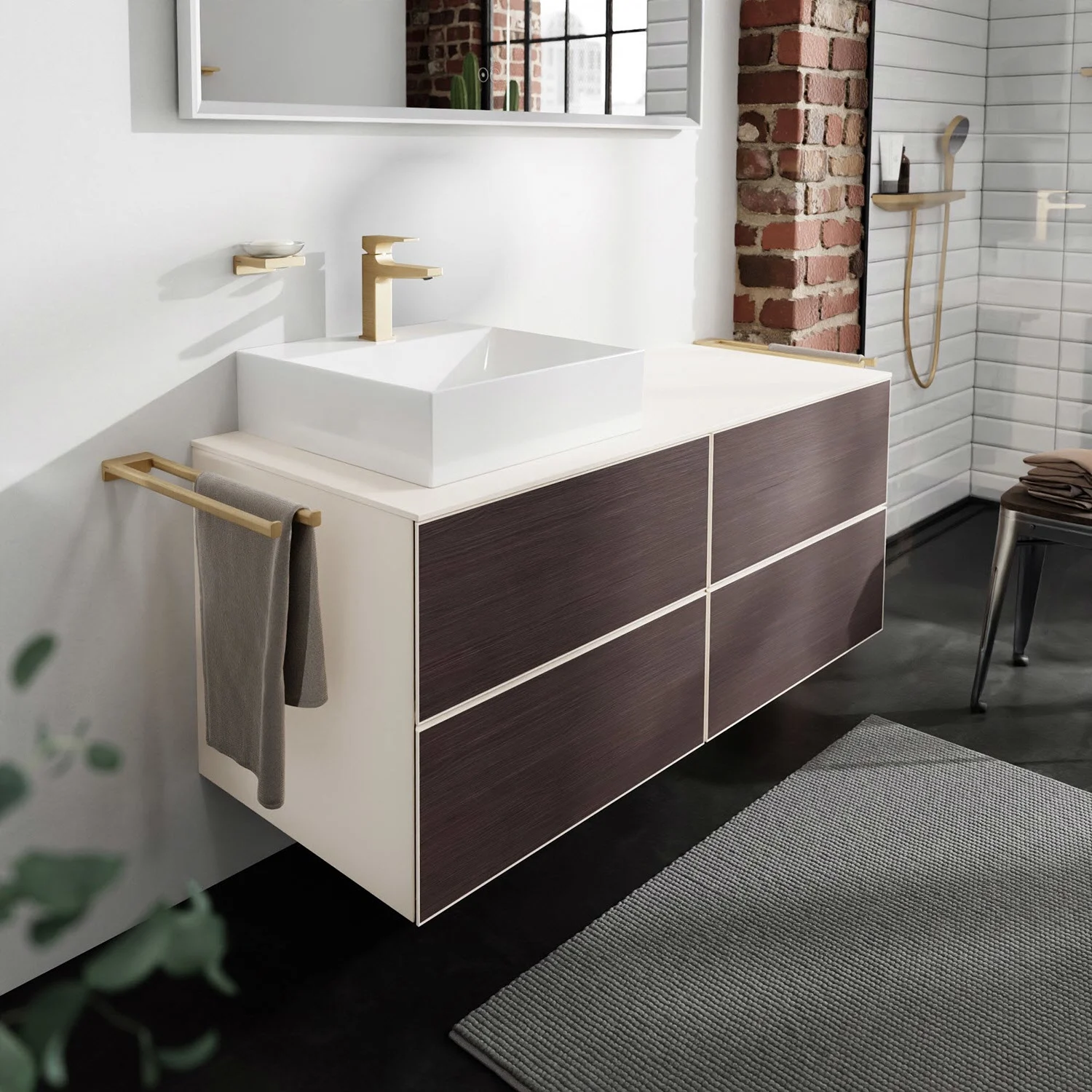 Brązowa szafka pod umywalkę ze złotymi armaturami w łazience, hansgrohe
