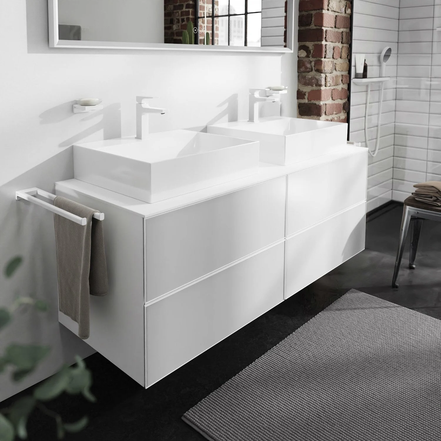 Podwójna umywalka z białymi szufladami w łazience, hansgrohe