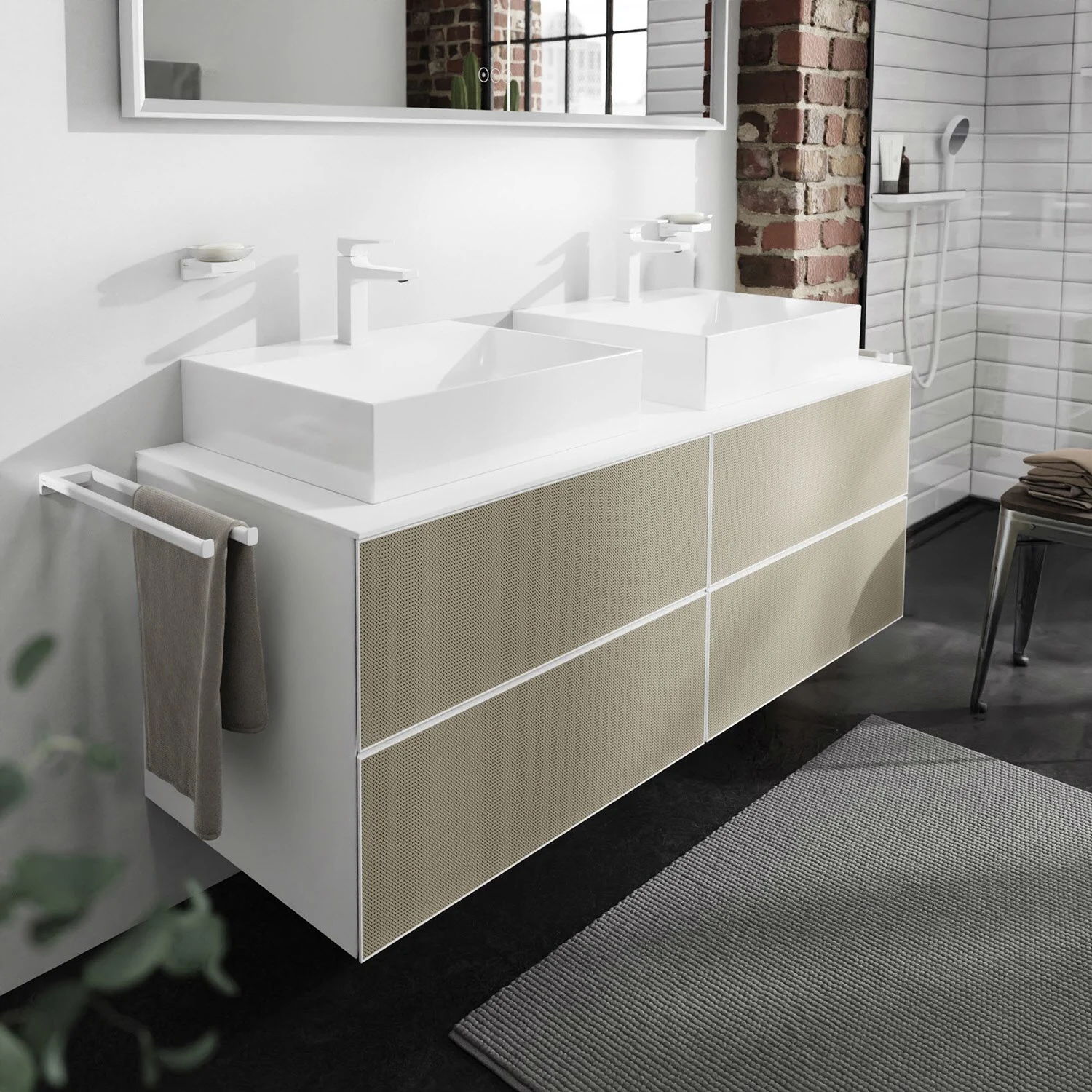Podwójna umywalka z beżowymi szufladami w łazience, hansgrohe