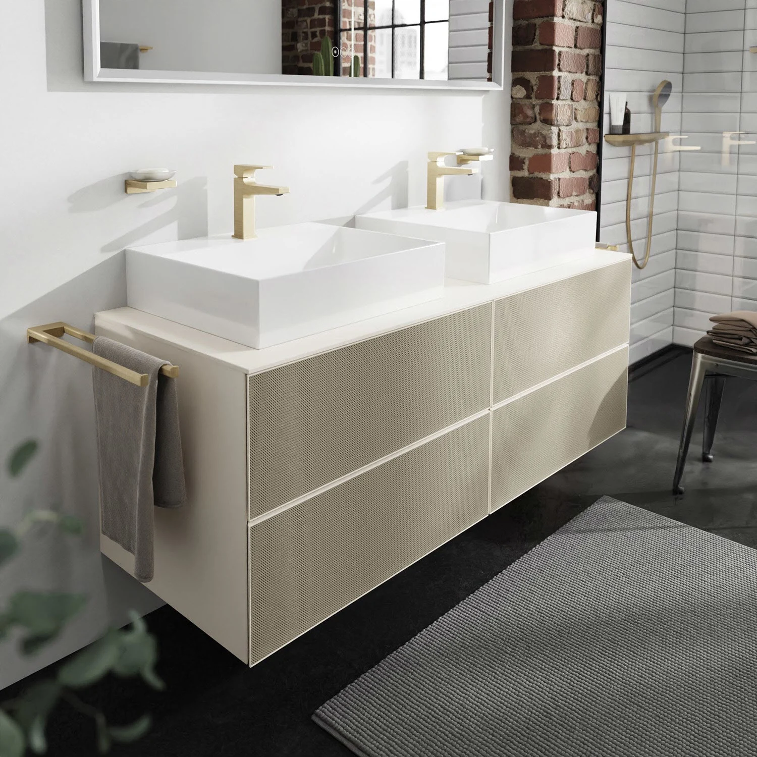 Podwójna umywalka ze złotymi armaturami w łazience, hansgrohe