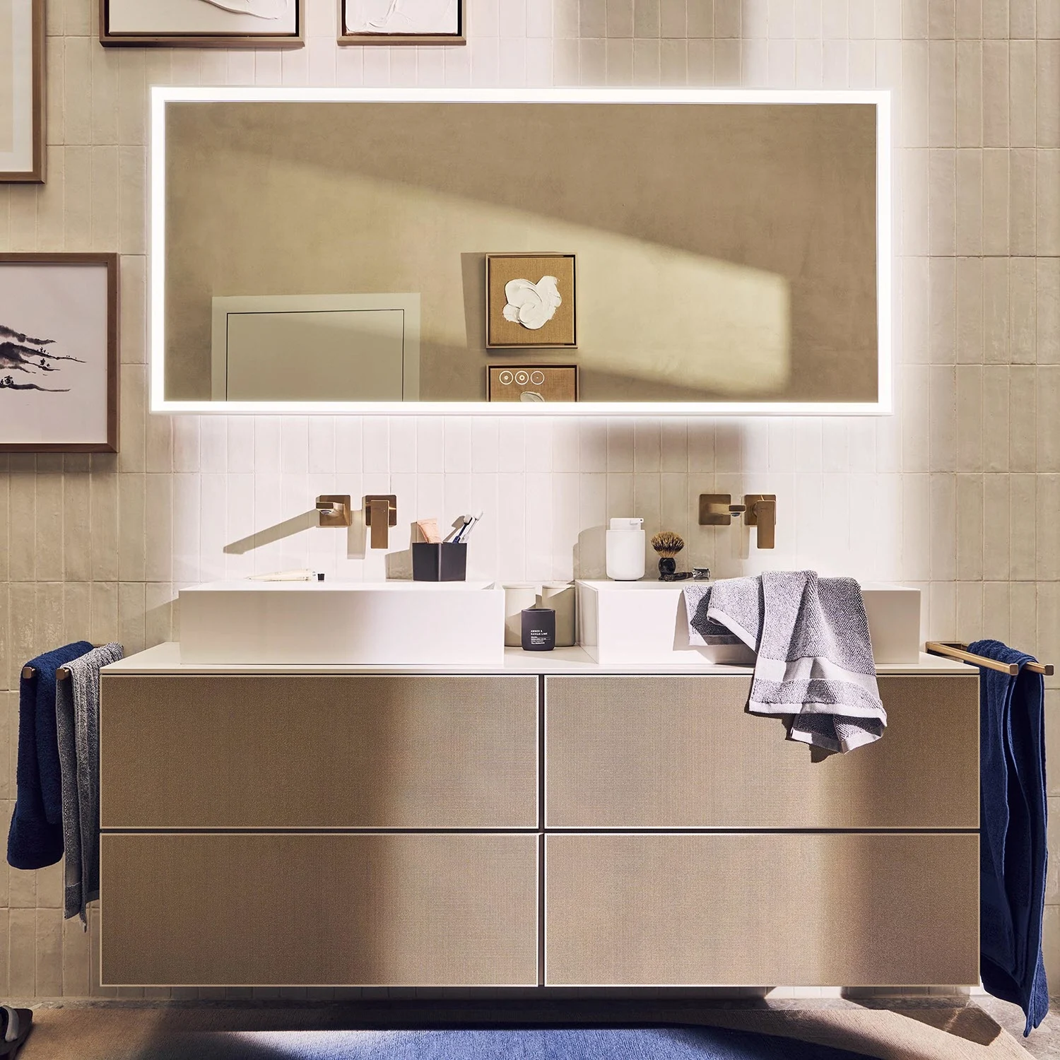 Szafka pod umywalkę w łazience z oświetleniem lustra, hansgrohe