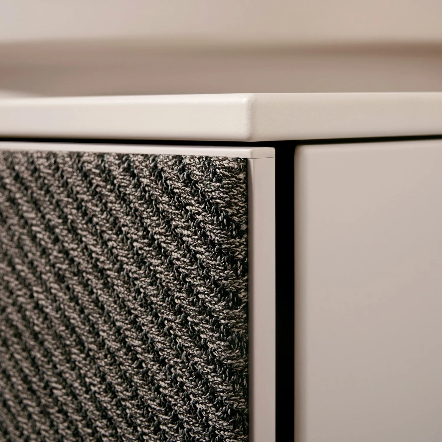 Zbliżenie na teksturowaną szafkę umywalkową, hansgrohe