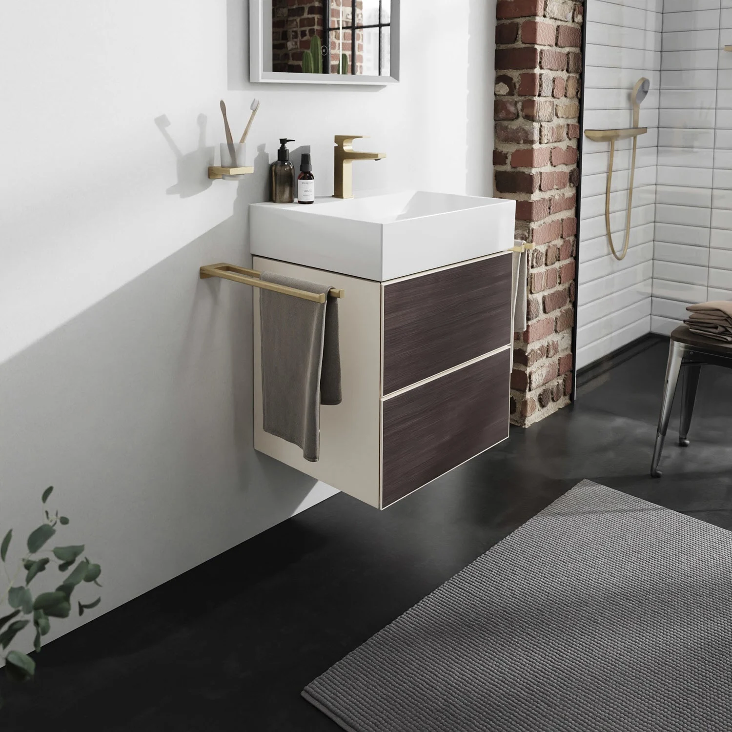 Ciemna drewniana szafka pod umywalkę ze złotymi armaturami, hansgrohe