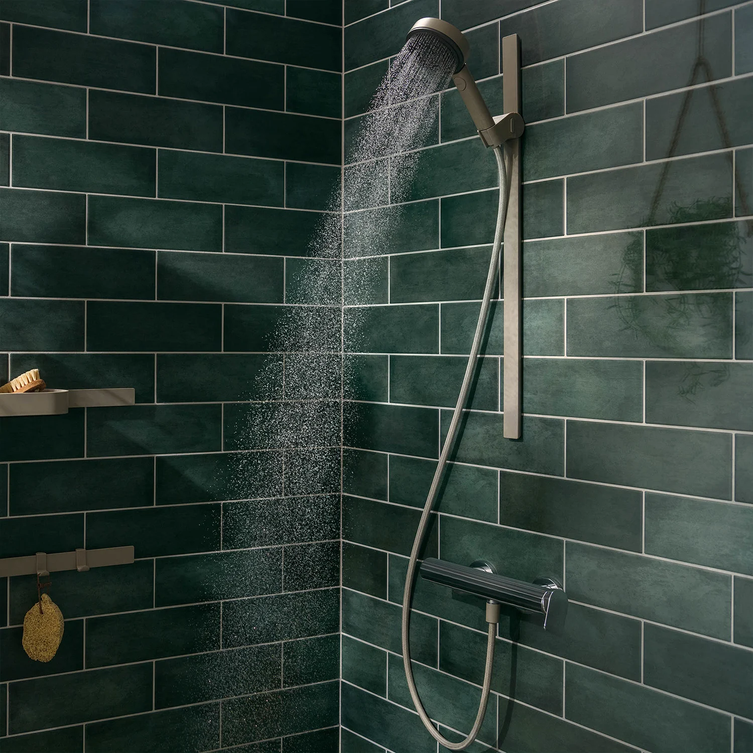 Głowica prysznicowa z natryskiem w nowoczesnej łazience, hansgrohe