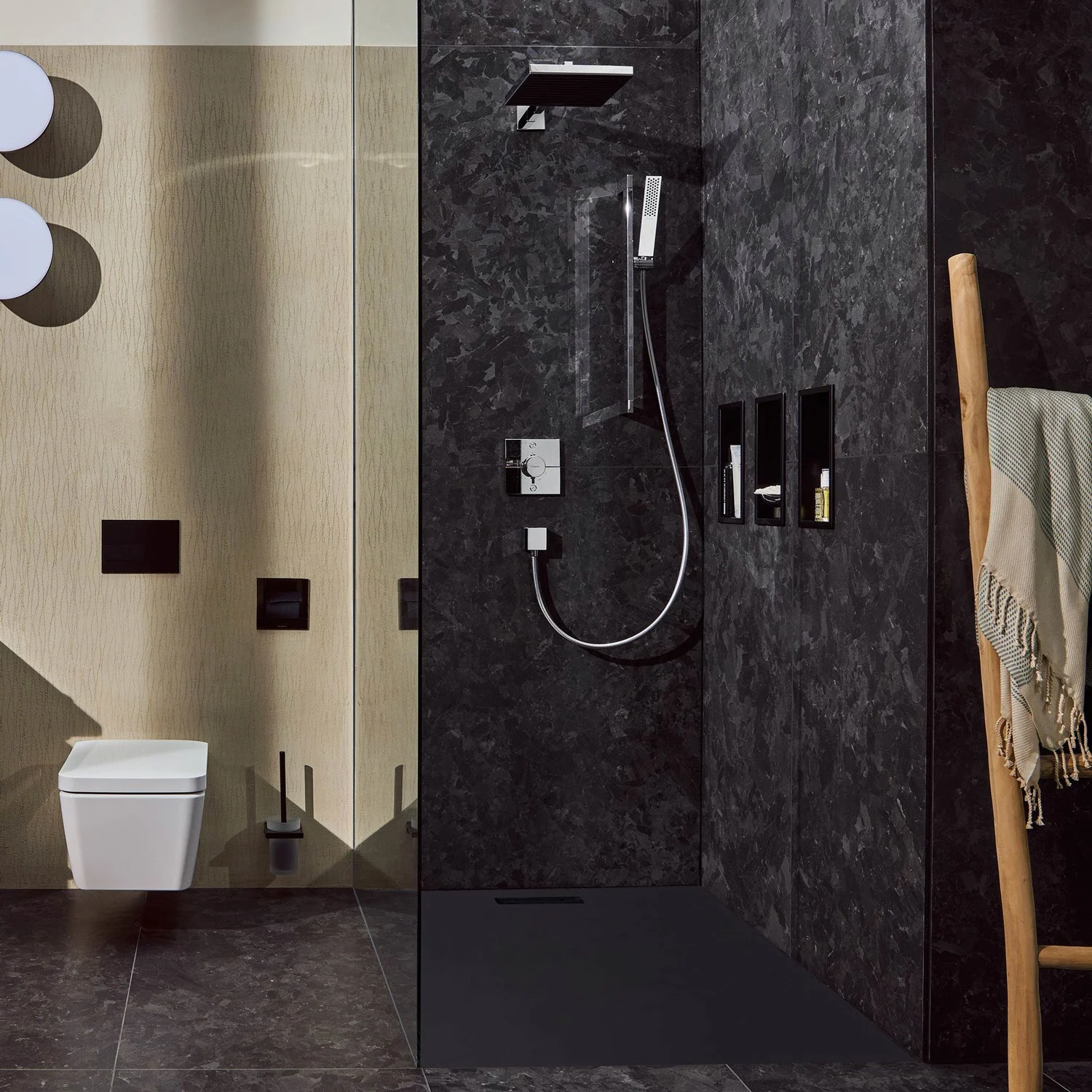Nowoczesna łazienka z czarnym zestawem prysznicowym, hansgrohe