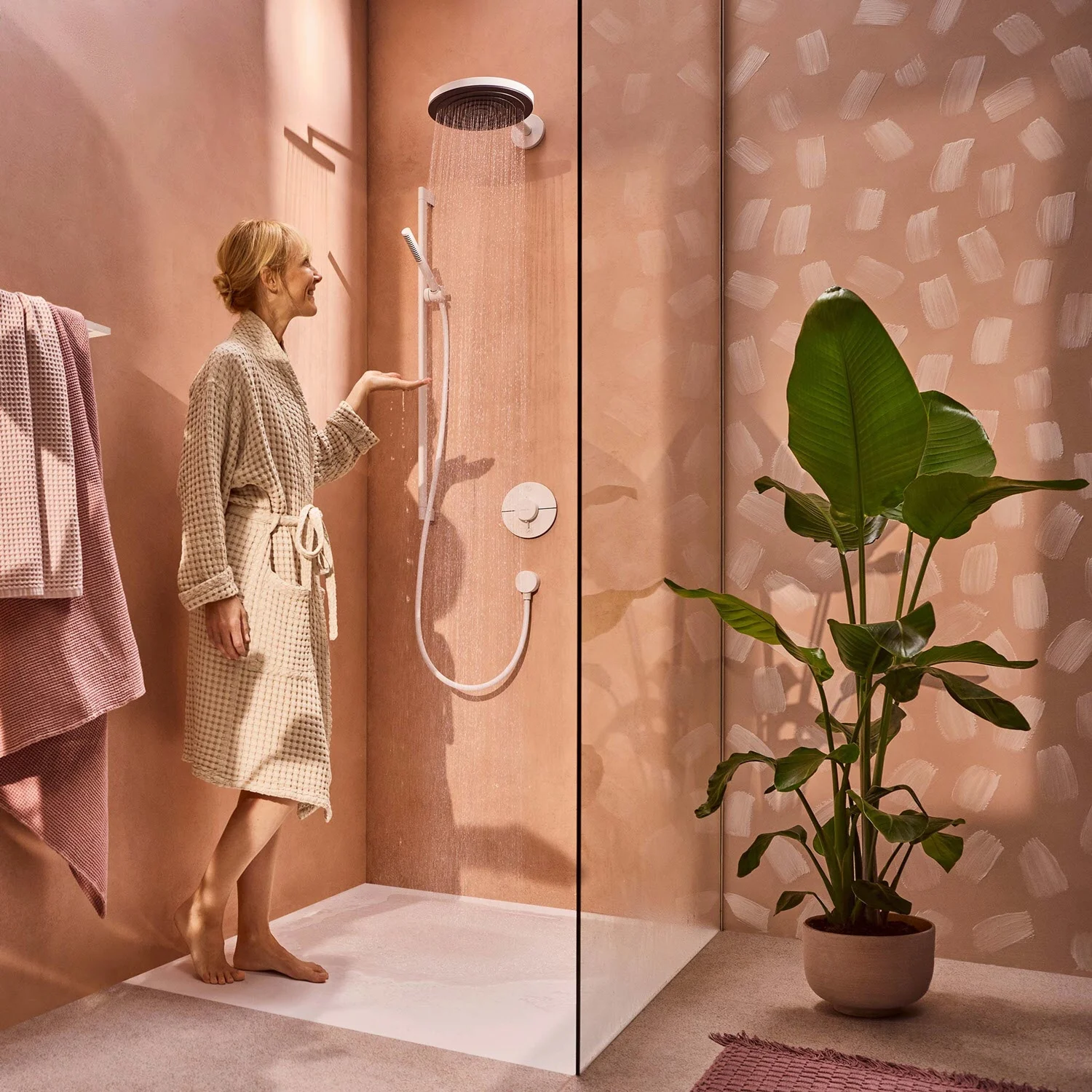 Prysznic z zestawem prysznicowym w nowoczesnej łazience, hansgrohe