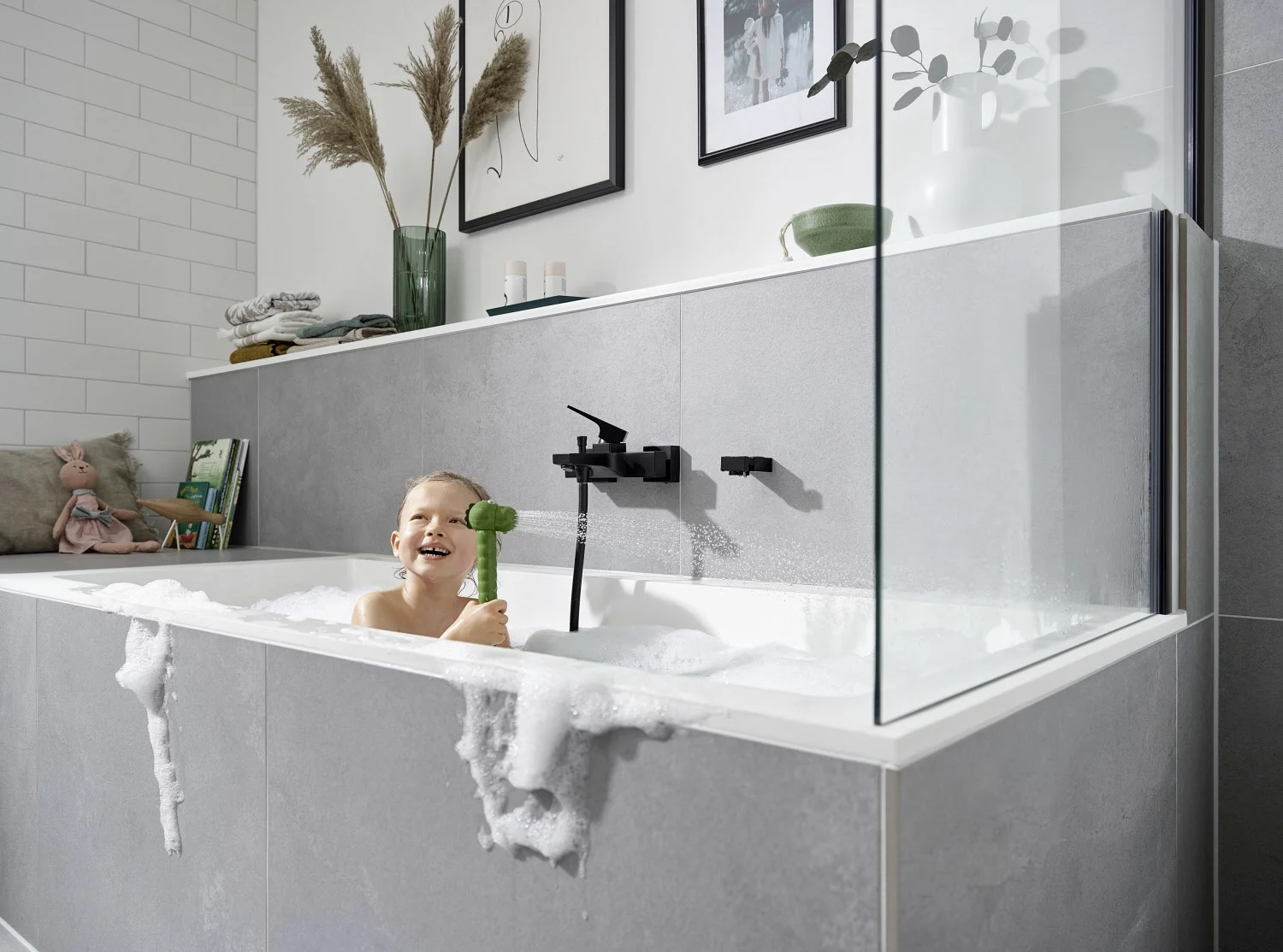Dziecko z prysznicem w kształcie krokodyla w wannie, hansgrohe