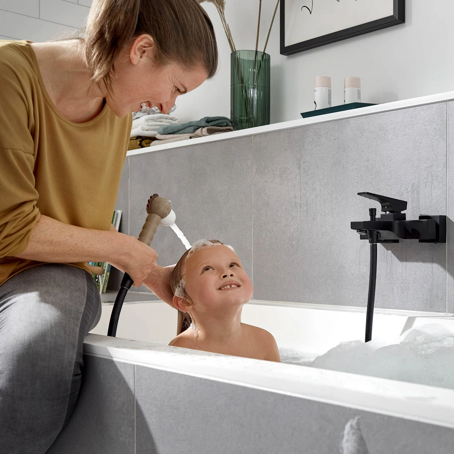 Dziecko z prysznicem w kształcie lwa w wannie, hansgrohe