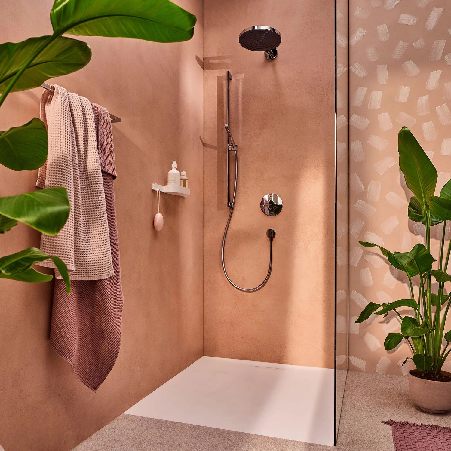 Nowoczesny prysznic z roślinami i ręcznikami, hansgrohe