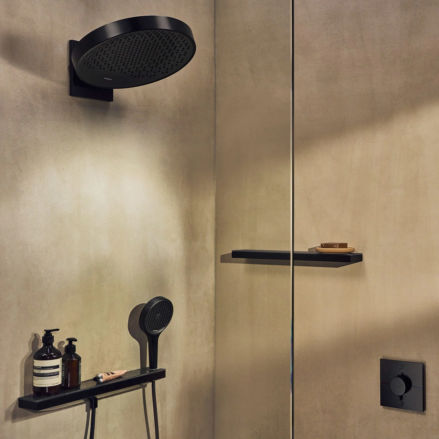 Prysznic z czarną słuchawką w nowoczesnej łazience, hansgrohe