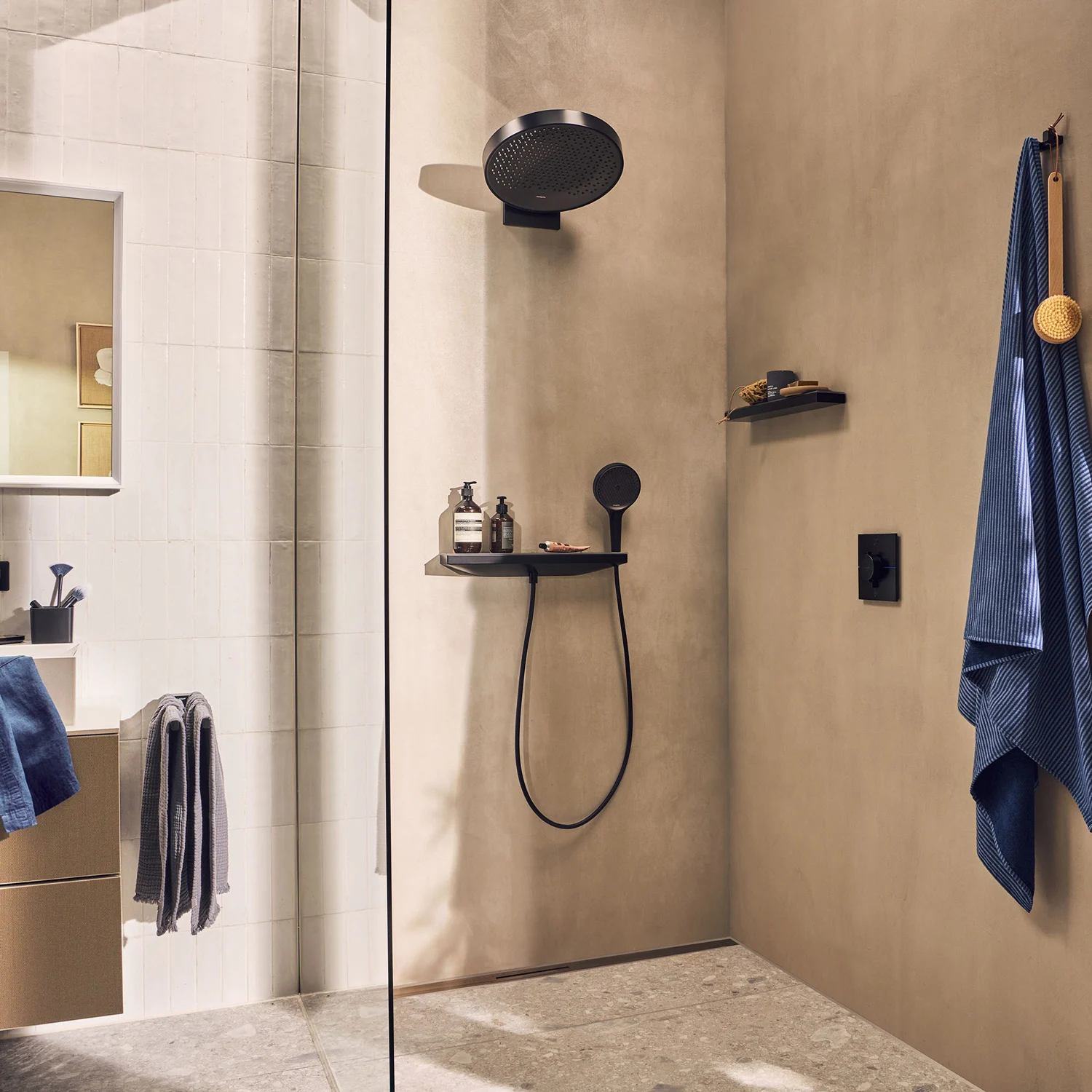 Prysznic z czarną deszczownicą w nowoczesnej łazience, hansgrohe