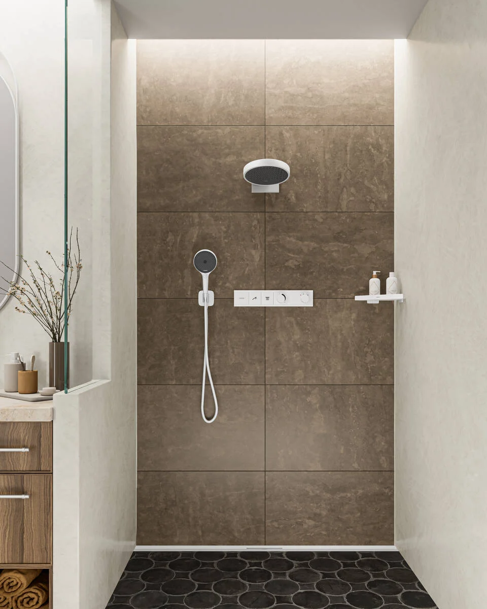 Prysznic z deszczownicą w nowoczesnej łazience, hansgrohe