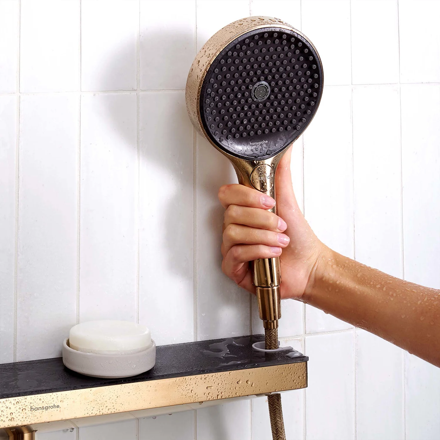 Słuchawka prysznicowa w użyciu na ścianie, hansgrohe