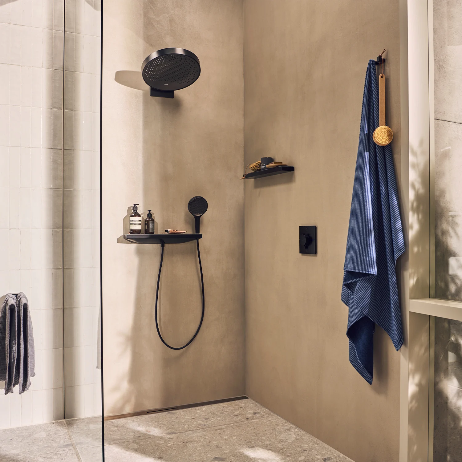 Prysznic z ręcznikiem i półką w łazience, hansgrohe