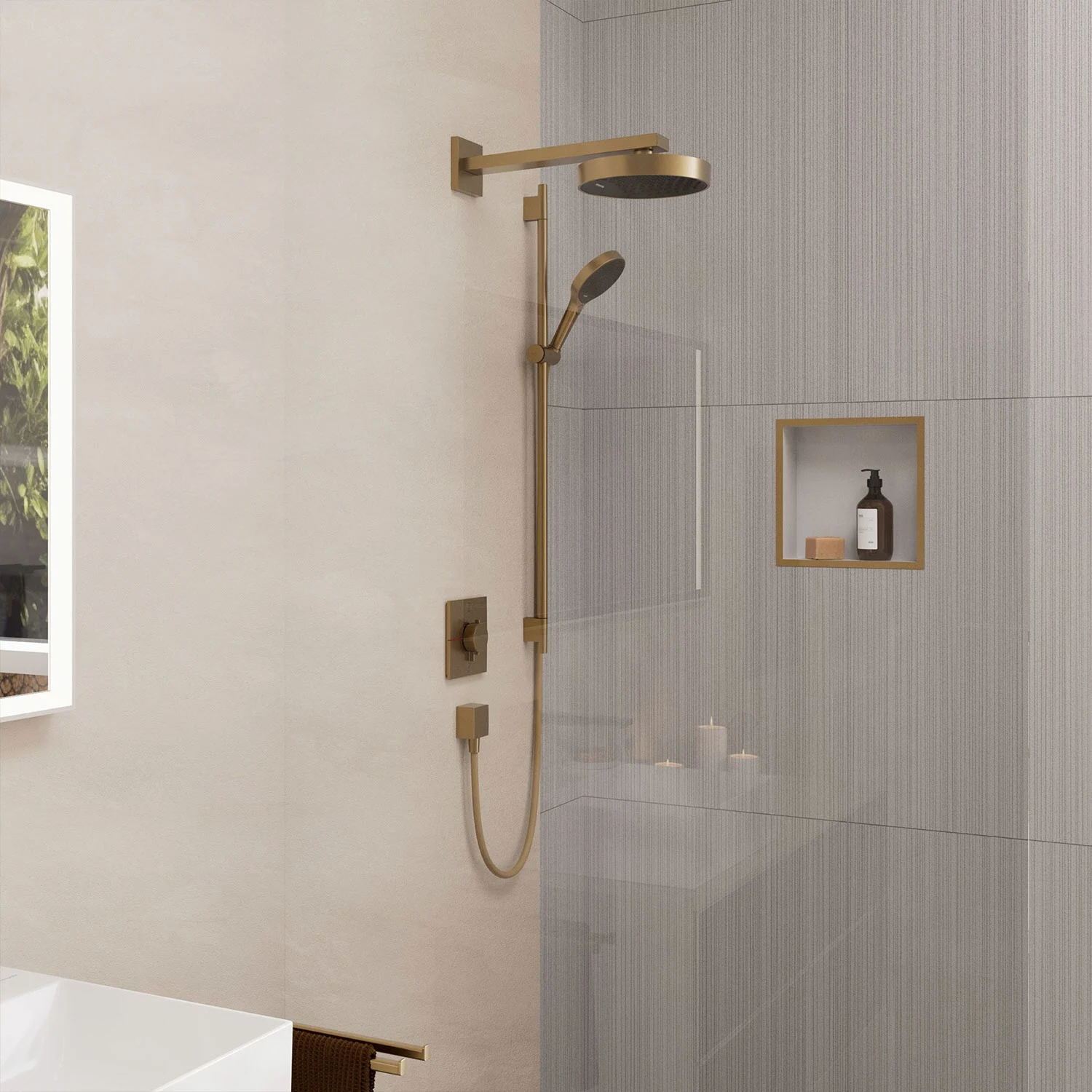 Łazienka ze złotym zestawem prysznicowym i wnęką ścienną, hansgrohe