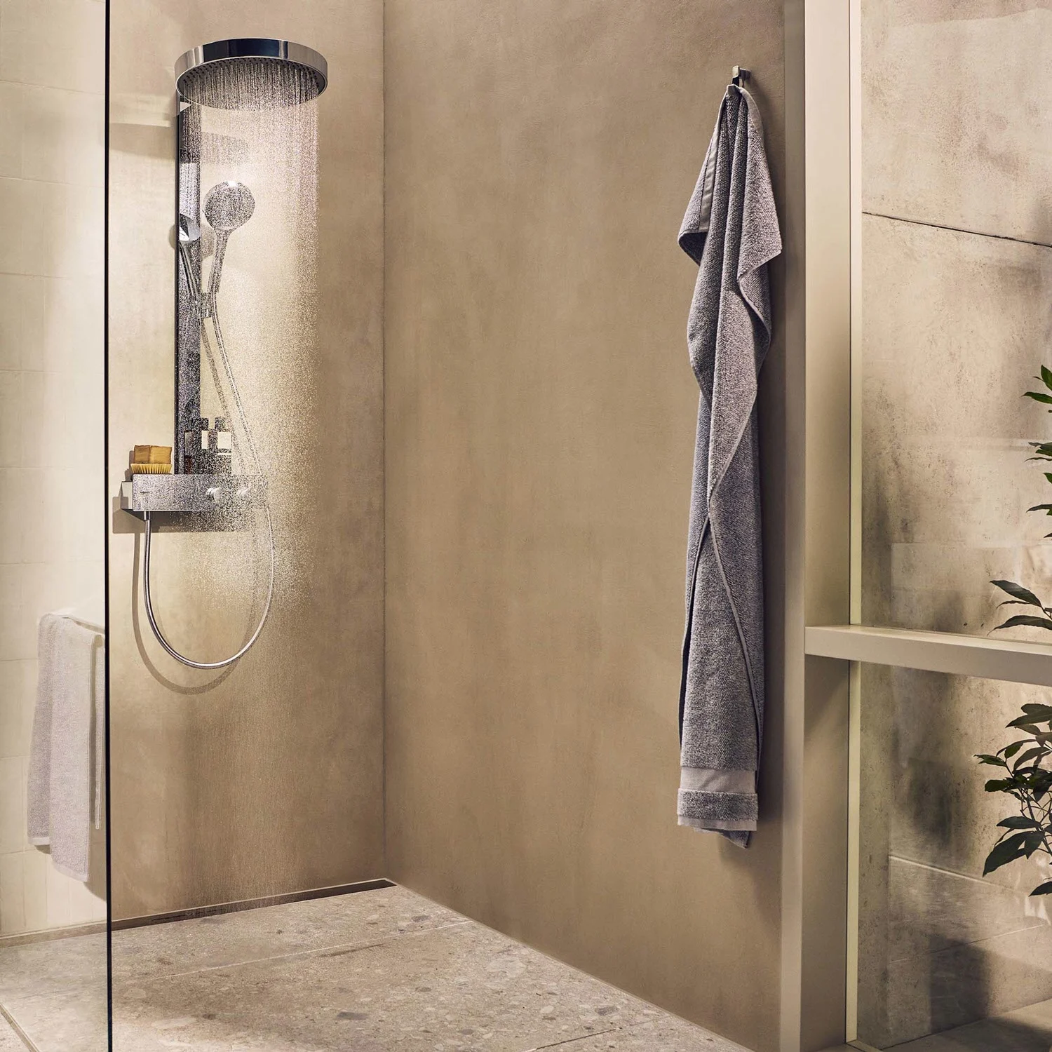 Prysznic z ręcznikiem i żelem pod prysznic, hansgrohe