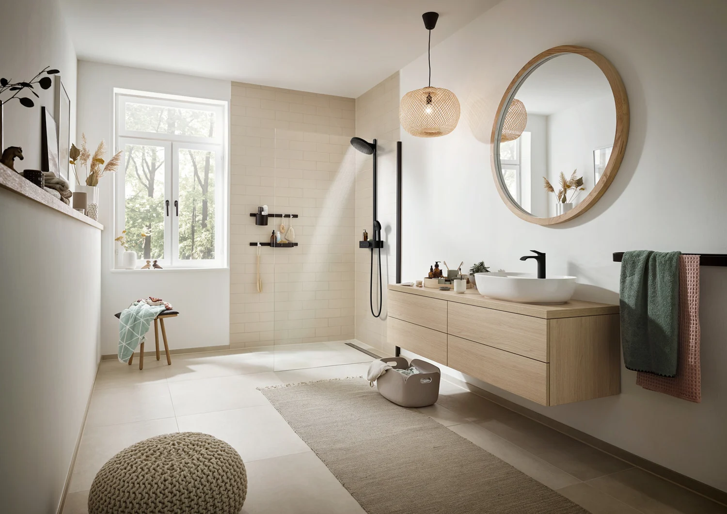 Przestronna łazienka z systemem prysznicowym i umywalką, hansgrohe
