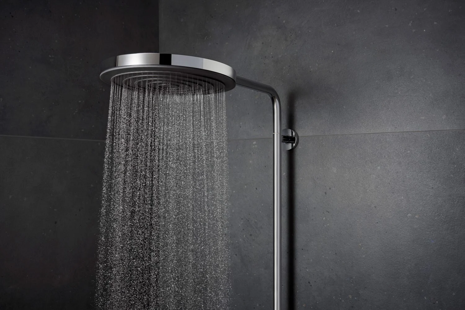 Chromowana słuchawka prysznicowa z bliska z wodą, hansgrohe