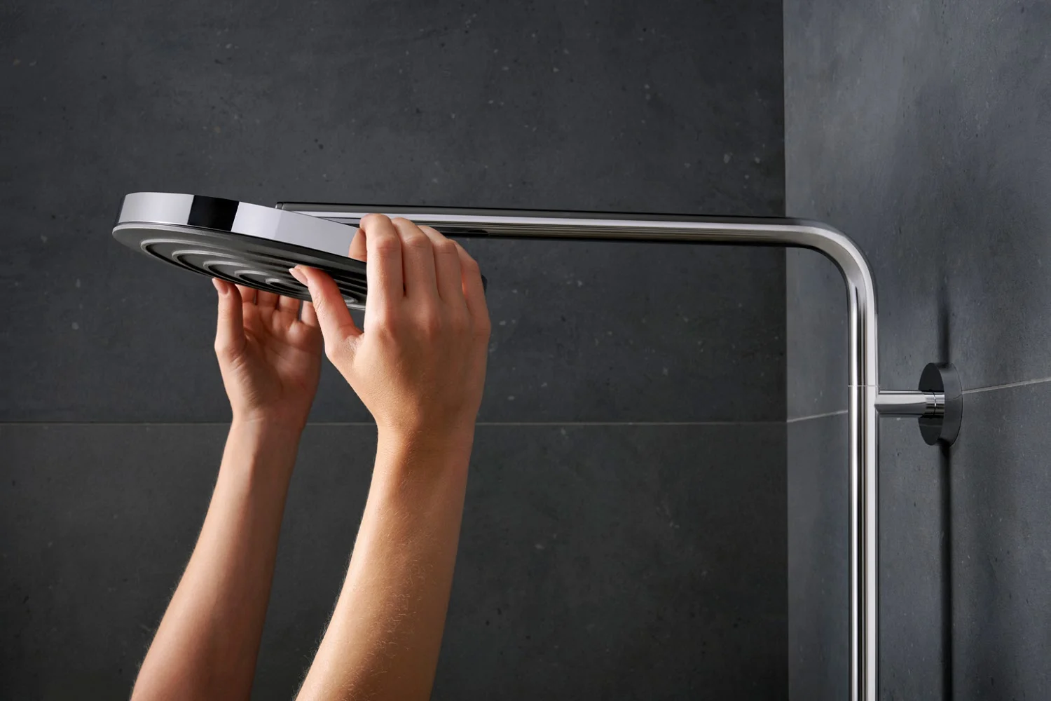 Ręka regulująca srebrny prysznic na ścianie, hansgrohe