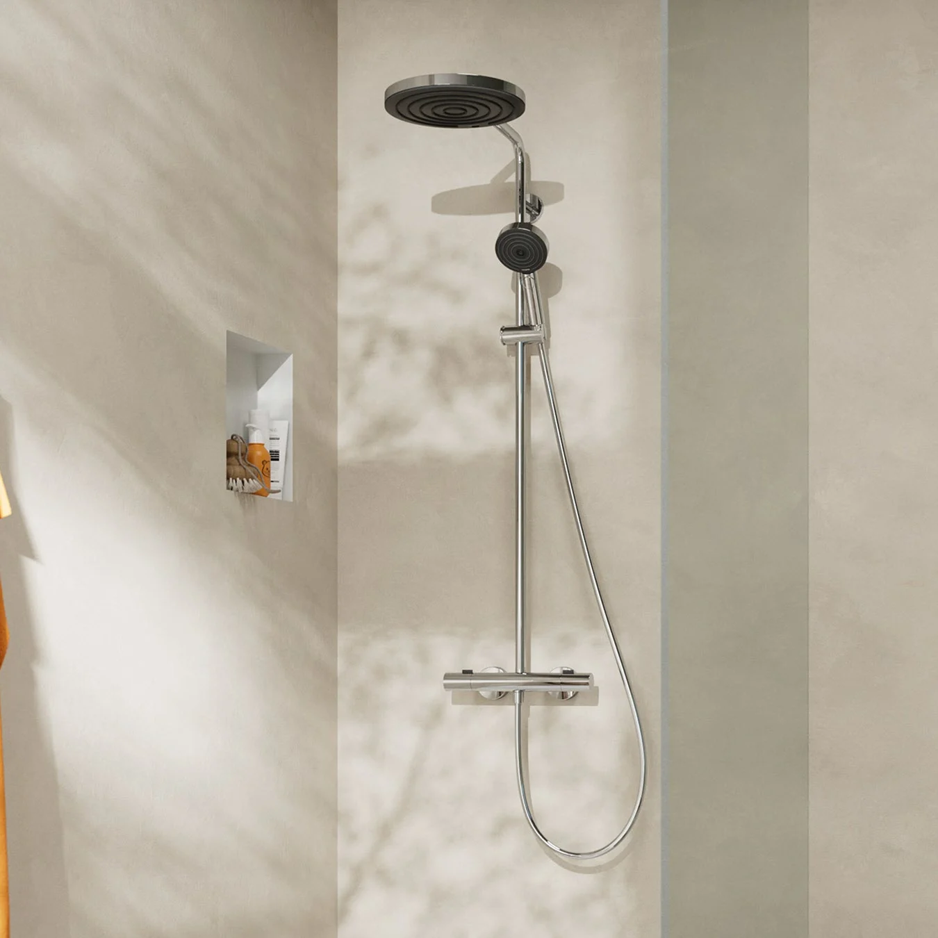 Chromowany system prysznicowy w kabinie prysznicowej, hansgrohe