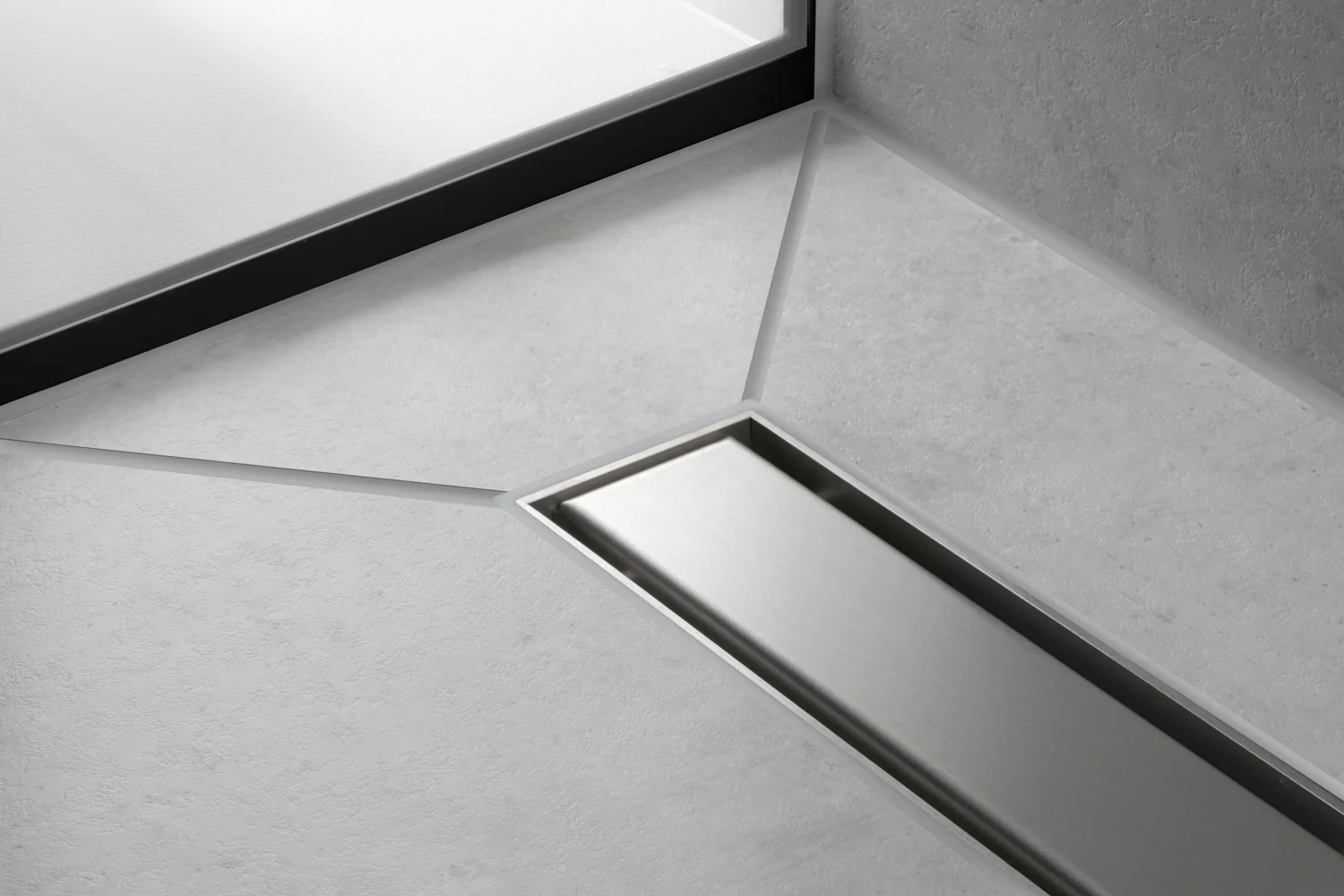 Srebrny odpływ prysznicowy w nowoczesnym otoczeniu prysznica, hansgrohe