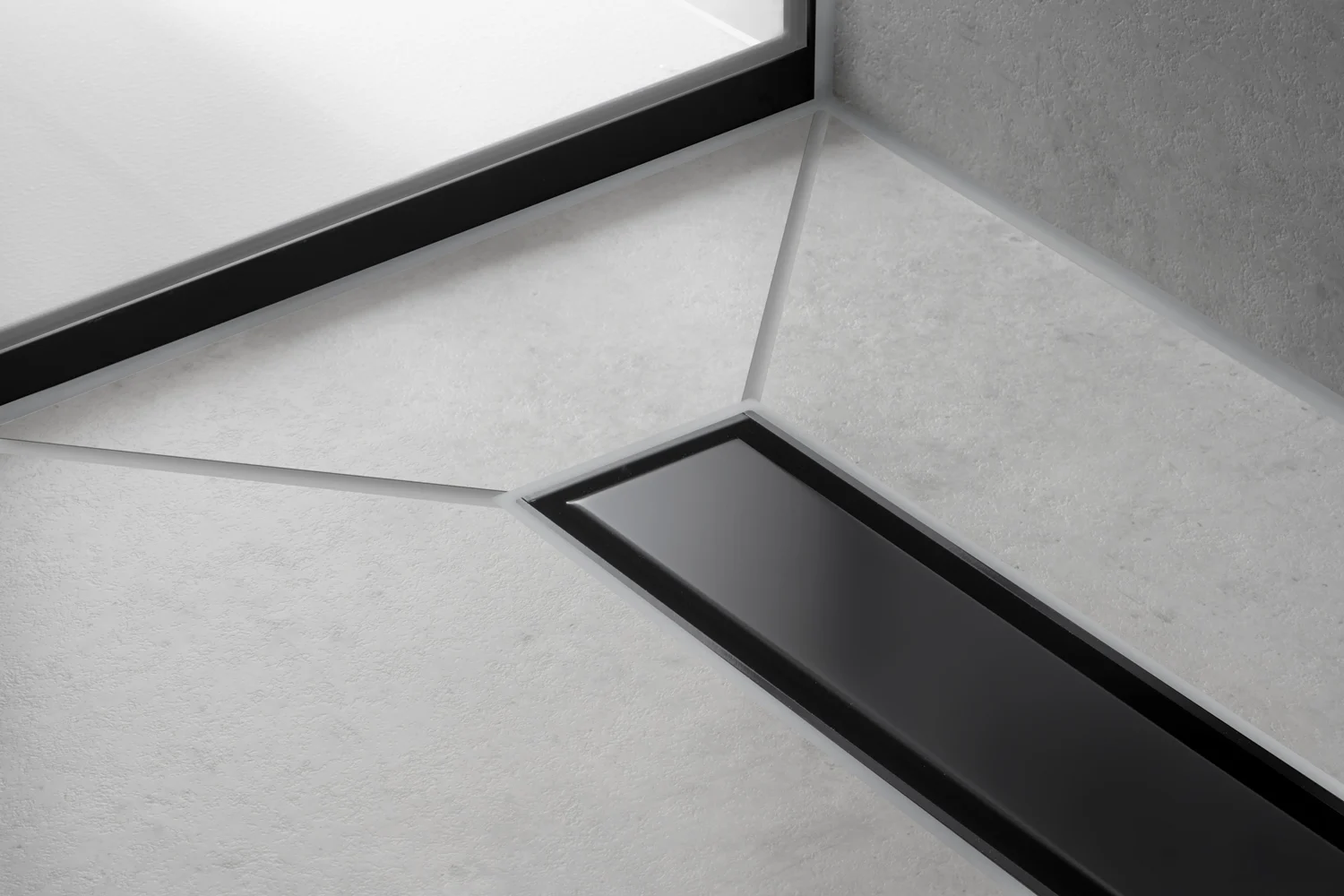Szczegół odpływu prysznicowego w nowoczesnym otoczeniu prysznicowym, hansgrohe