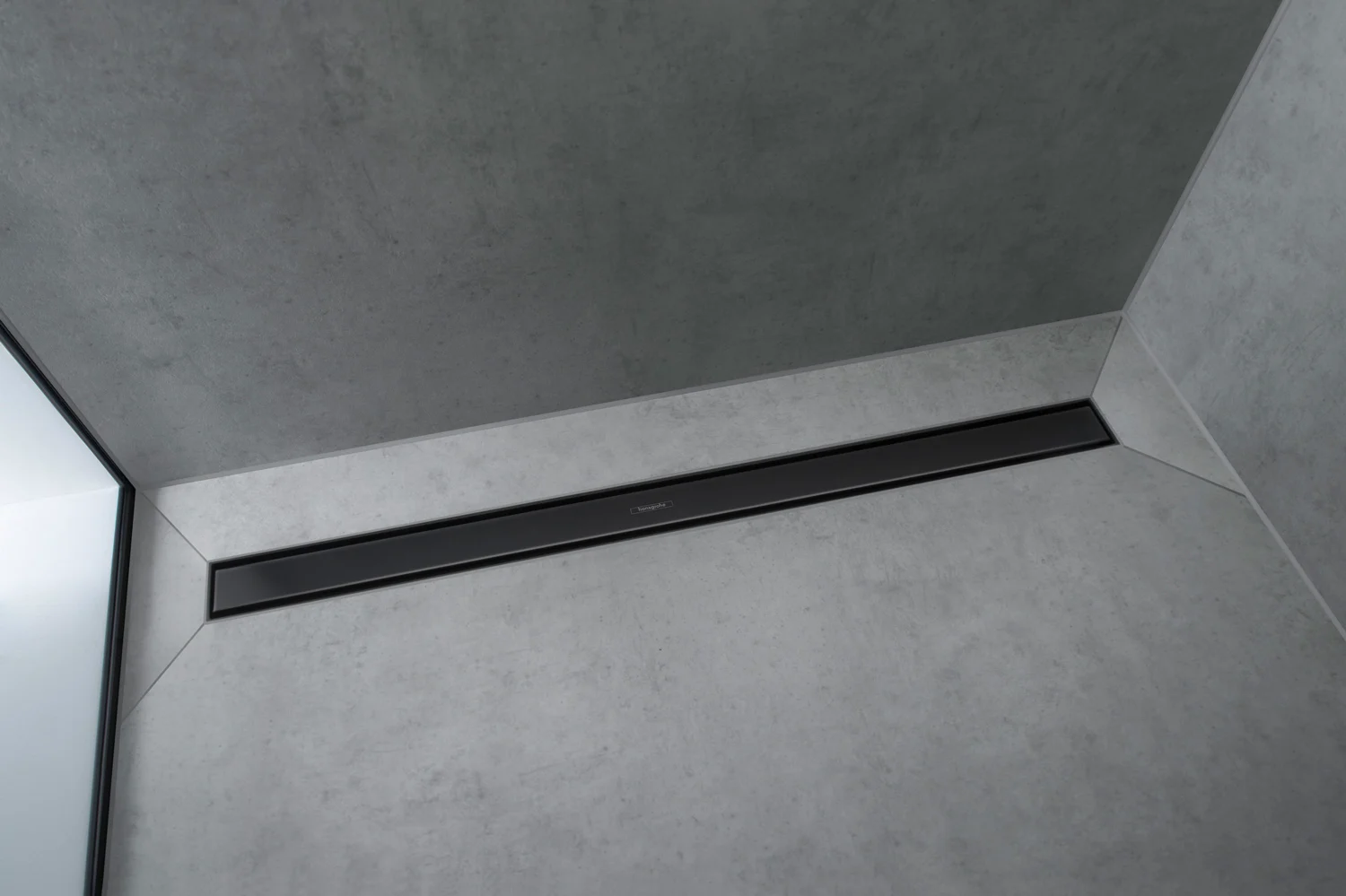 Instalacja odpływu prysznicowego w rogu z szarymi płytkami, hansgrohe
