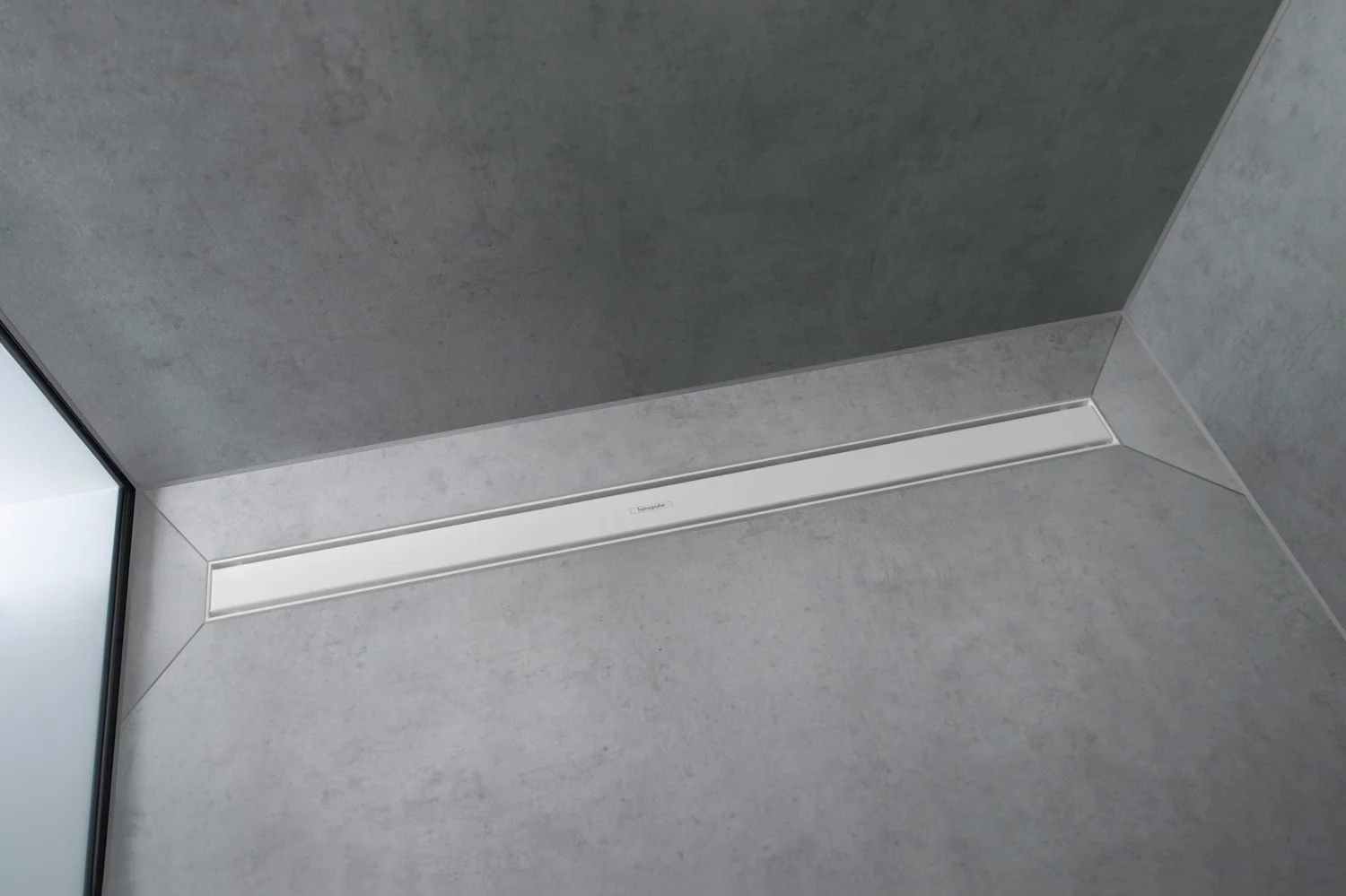 Rynna prysznicowa zainstalowana w nowoczesnej kabinie prysznicowej, hansgrohe
