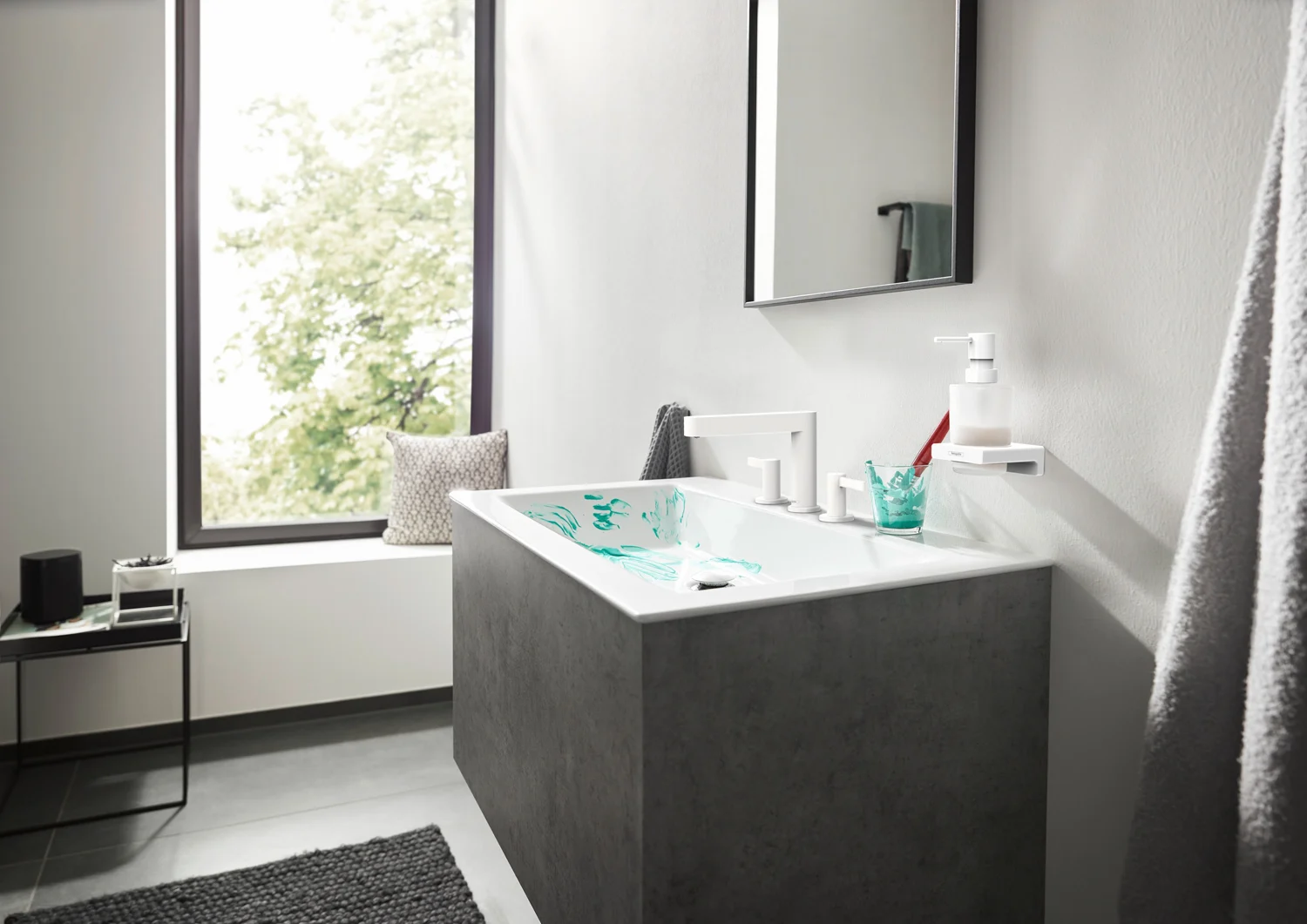 Łazienka z białą baterią umywalkową i lustrem, hansgrohe