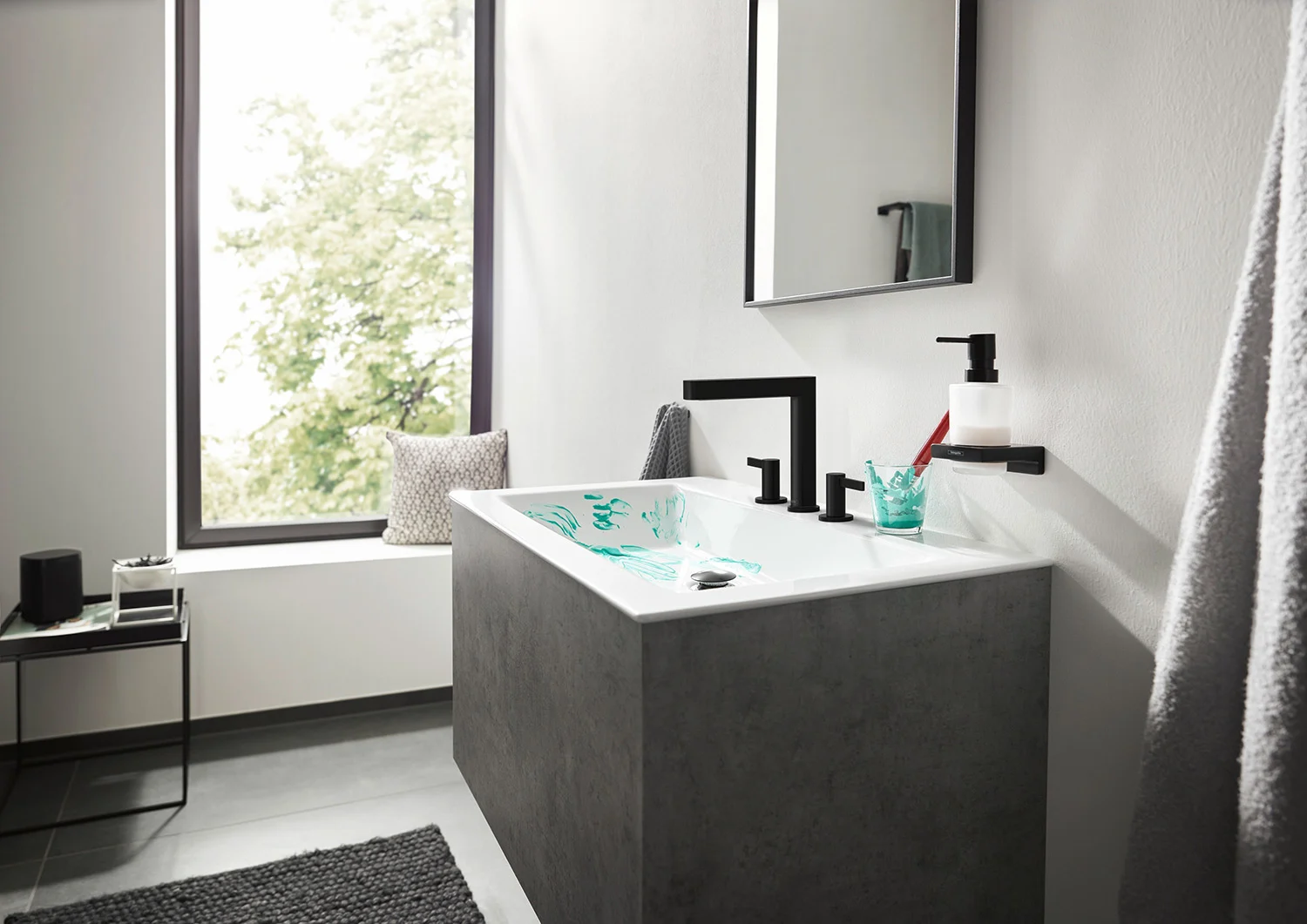 Łazienka z baterią umywalkową i uchwytem na ręcznik, hansgrohe