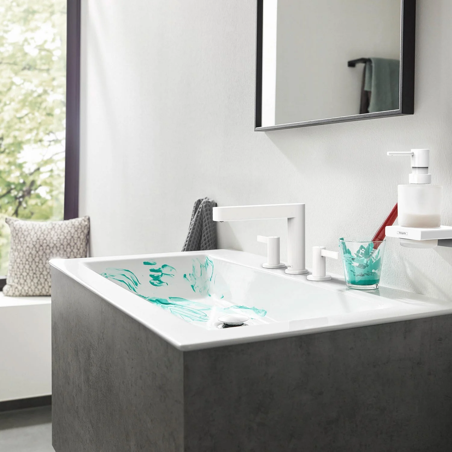 Umywalka z białą baterią 3-otworową w łazience, hansgrohe