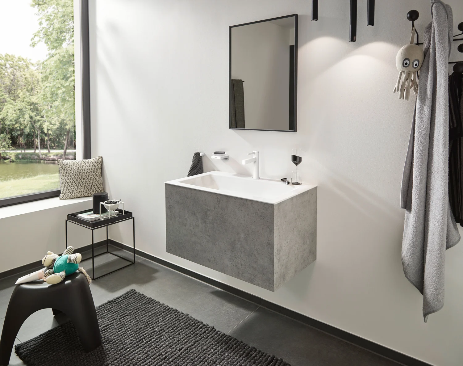 Nowoczesna łazienka z białą baterią umywalkową, hansgrohe