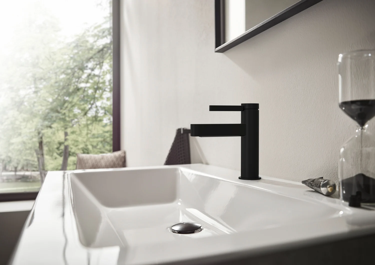 Zbliżenie czarnej baterii umywalkowej w łazience, hansgrohe