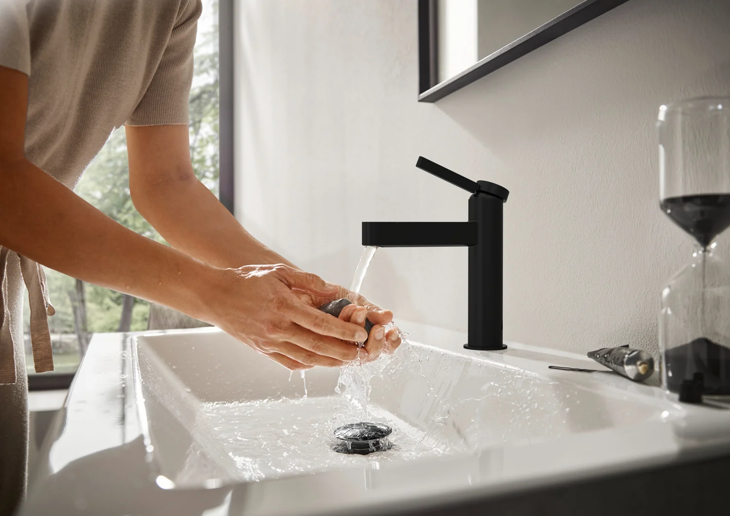 Mycie rąk pod czarną baterią umywalkową, hansgrohe