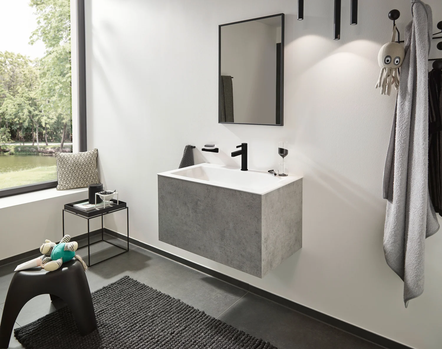 Nowoczesna łazienka z czarną baterią umywalkową, hansgrohe