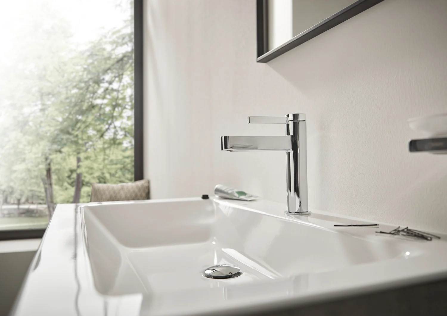 Zbliżenie na chromowaną baterię umywalkową, hansgrohe