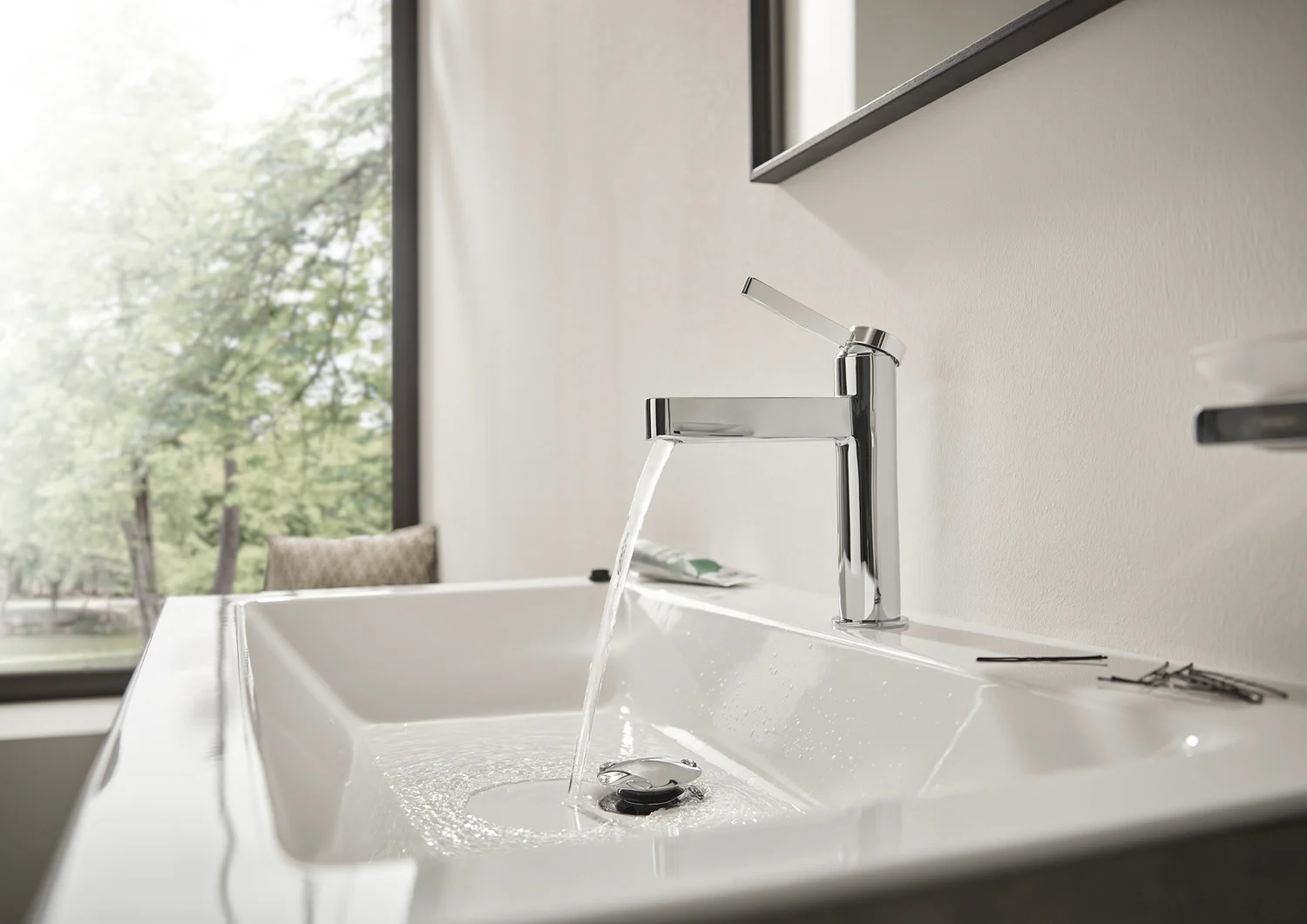 Woda płynąca z chromowanej baterii umywalkowej, hansgrohe
