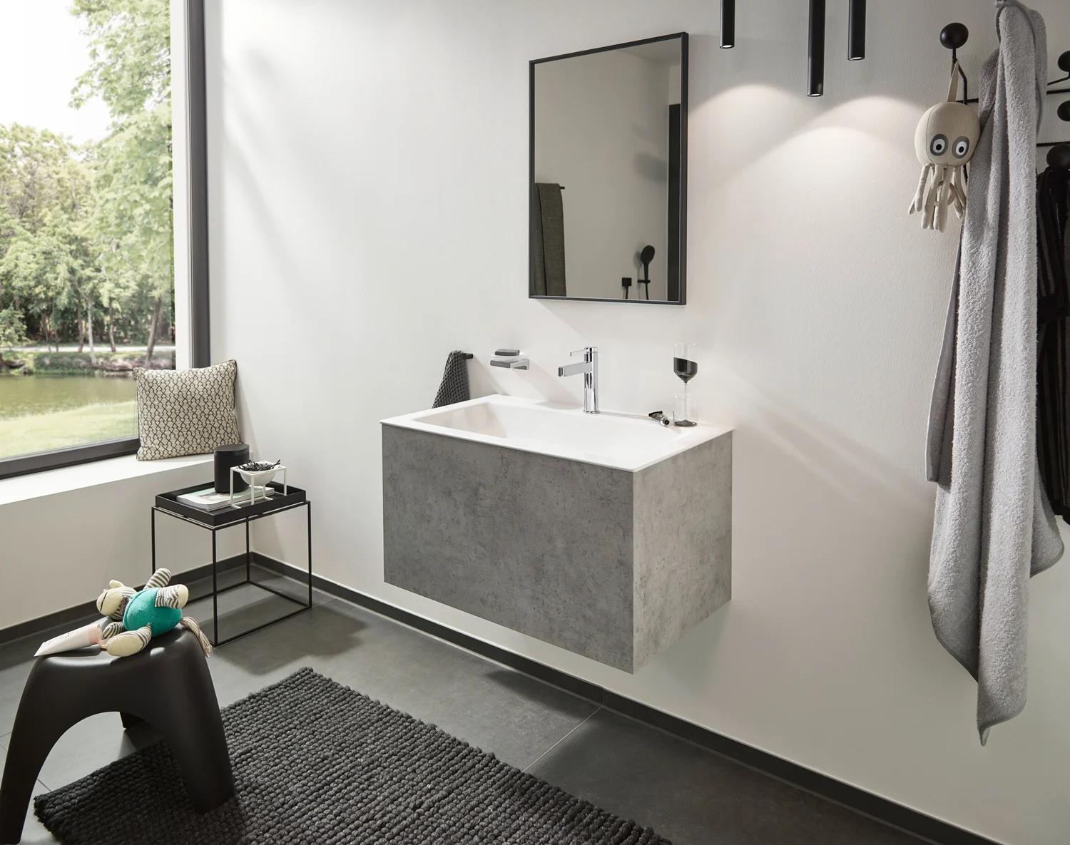 Nowoczesna łazienka z chromowaną baterią umywalkową, hansgrohe