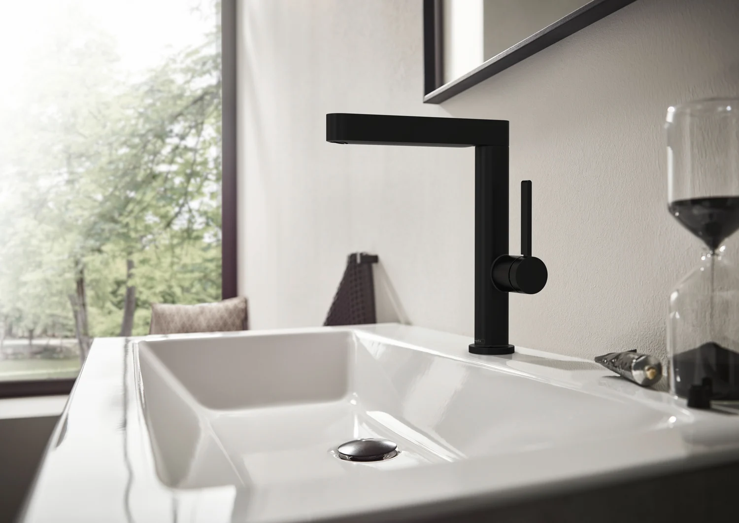 Czarna bateria umywalkowa w łazience, hansgrohe