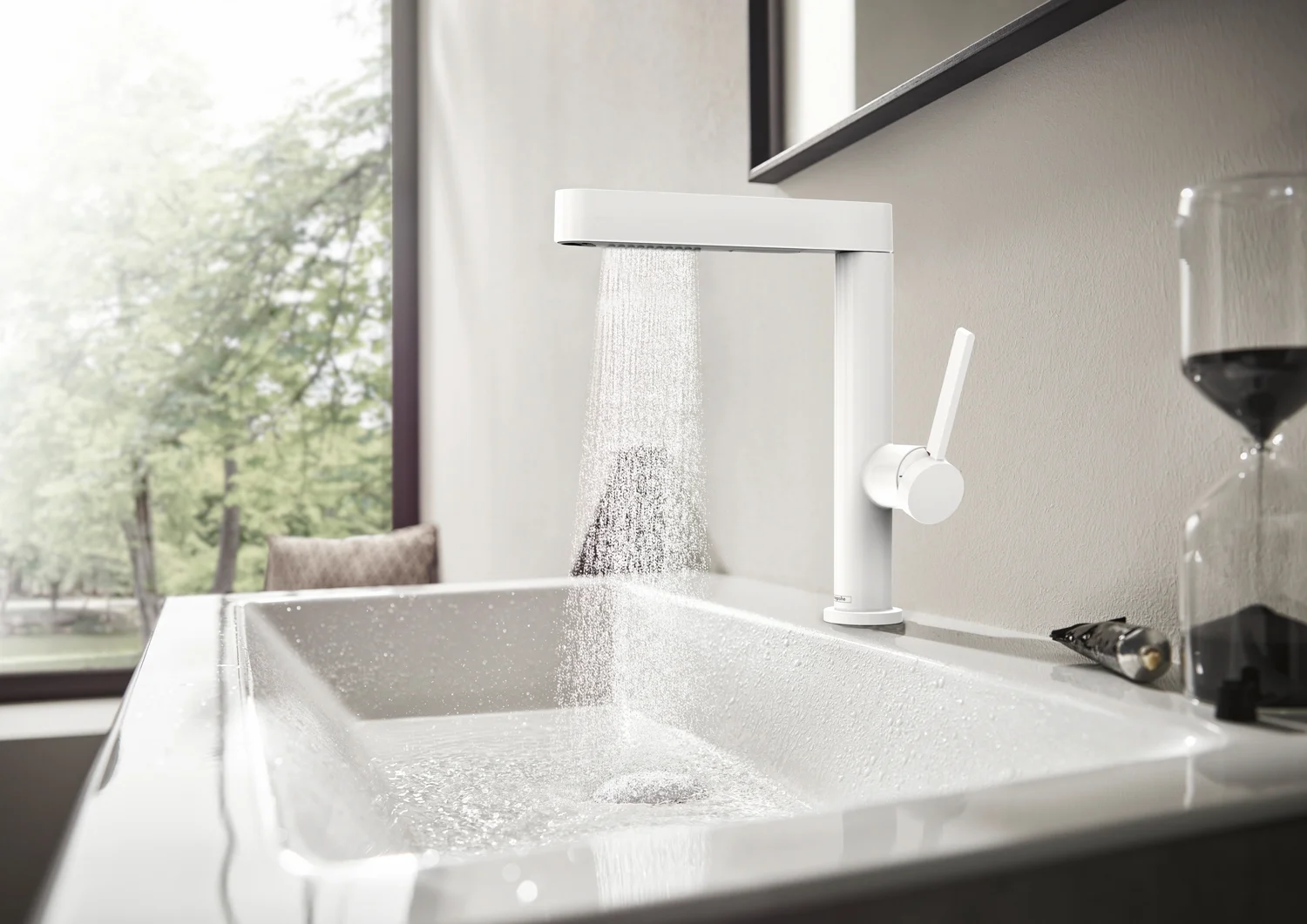 Biała bateria umywalkowa z płynącą wodą, hansgrohe