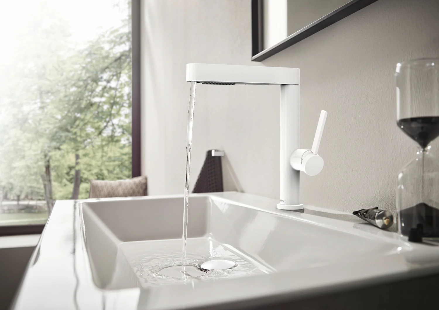 Biała bateria umywalkowa z płynącą wodą, hansgrohe