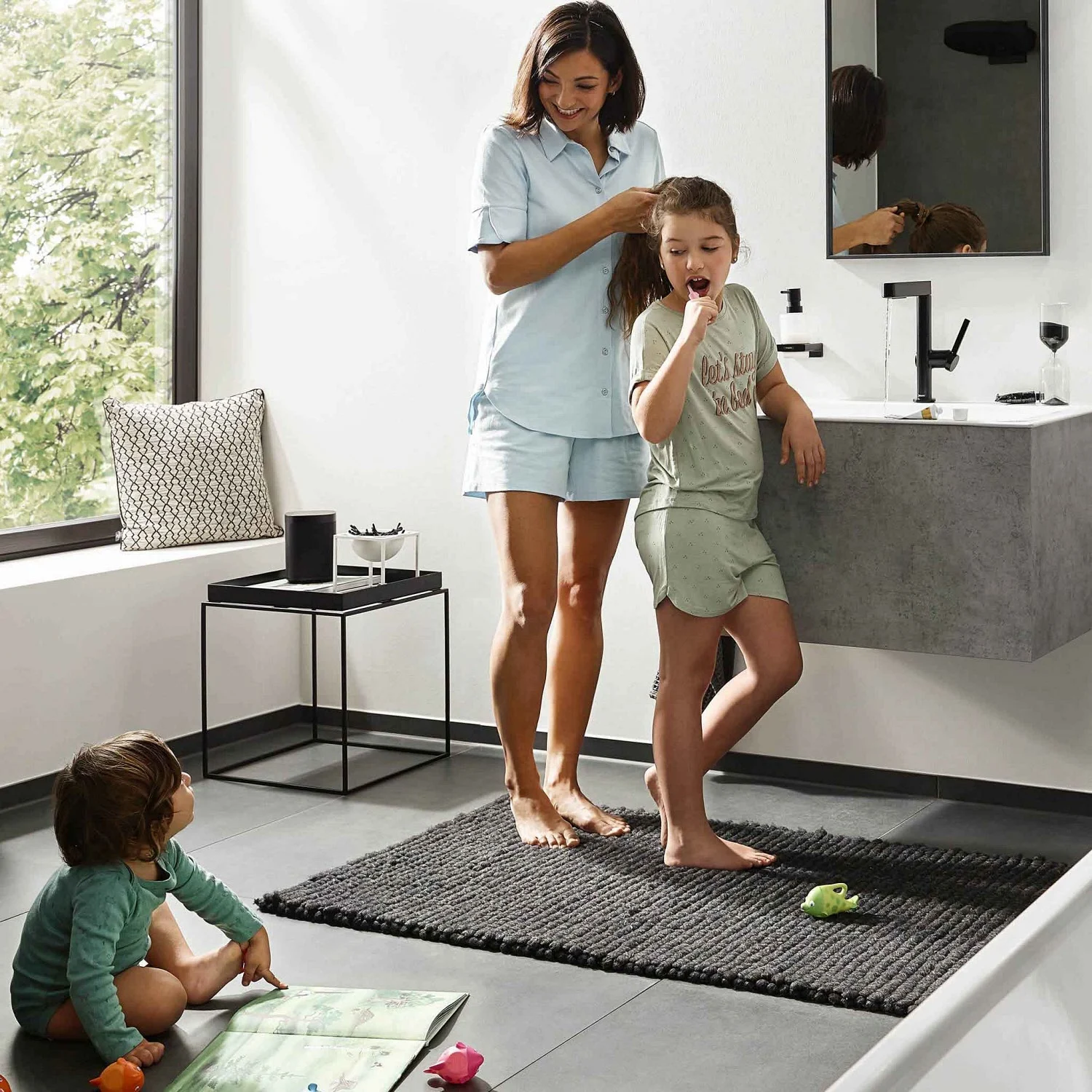 Rodzina w łazience z baterią umywalkową, hansgrohe
